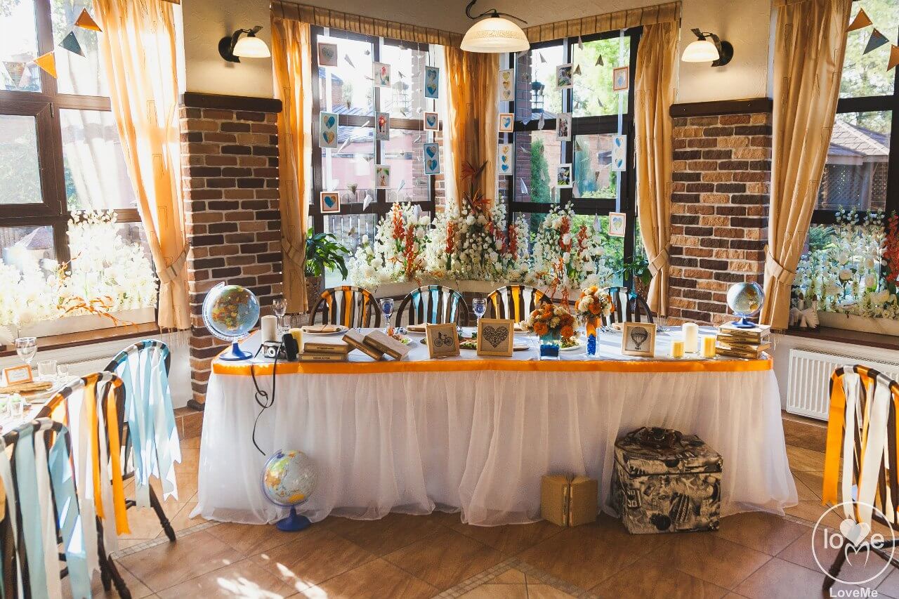 стол молодых президиум Свадьба в стиле путешествия Шале Могилев Организация свадьбы декор украшение зала свадебное агентство ЛавМи 