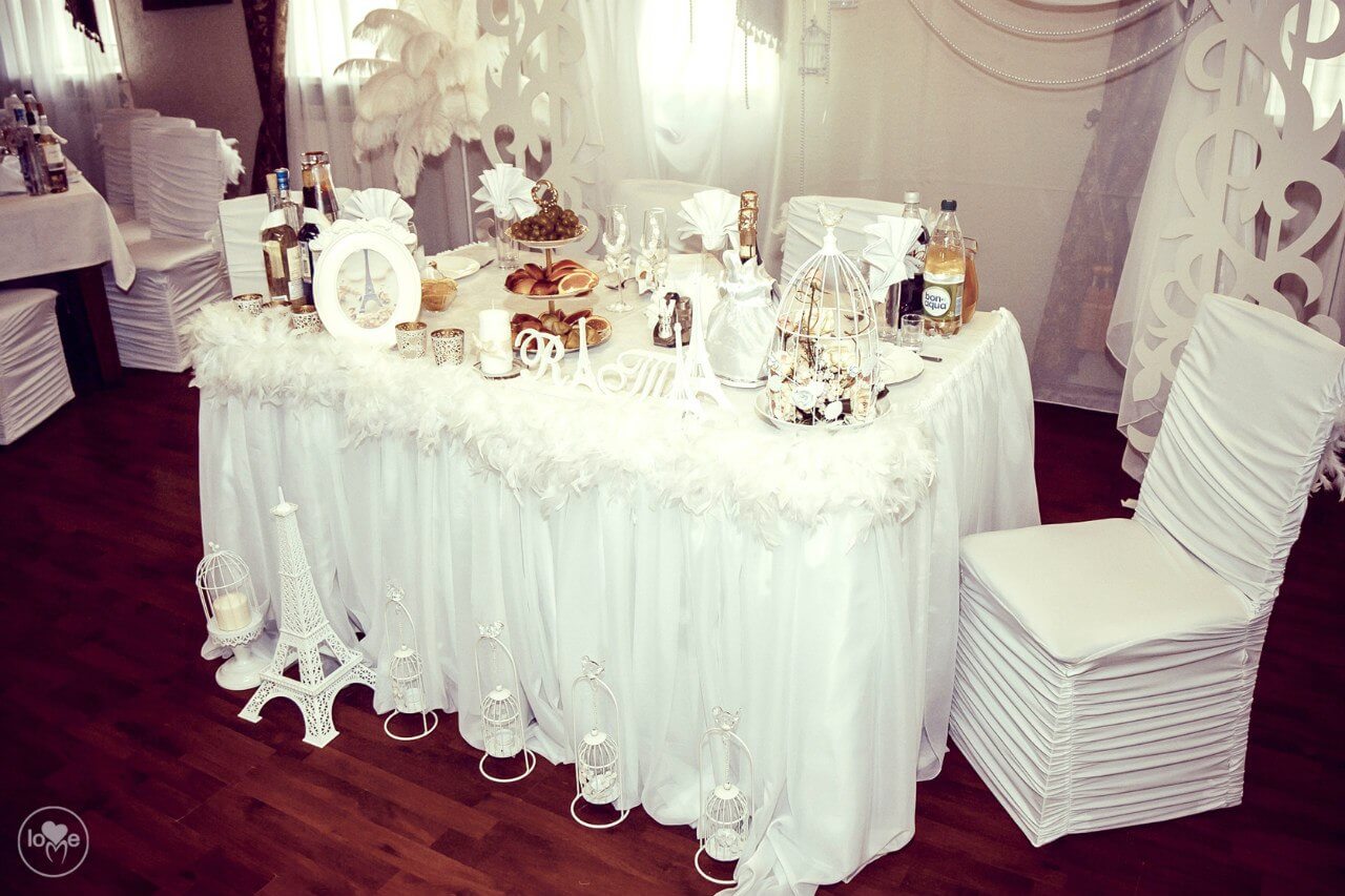 сттол молодых президиум эйфелева башня Французская парижская белая свадьба париж декор банкетного зала ресторана украшение организация свадьбы свадебное агентство ЛавМи Могилев 