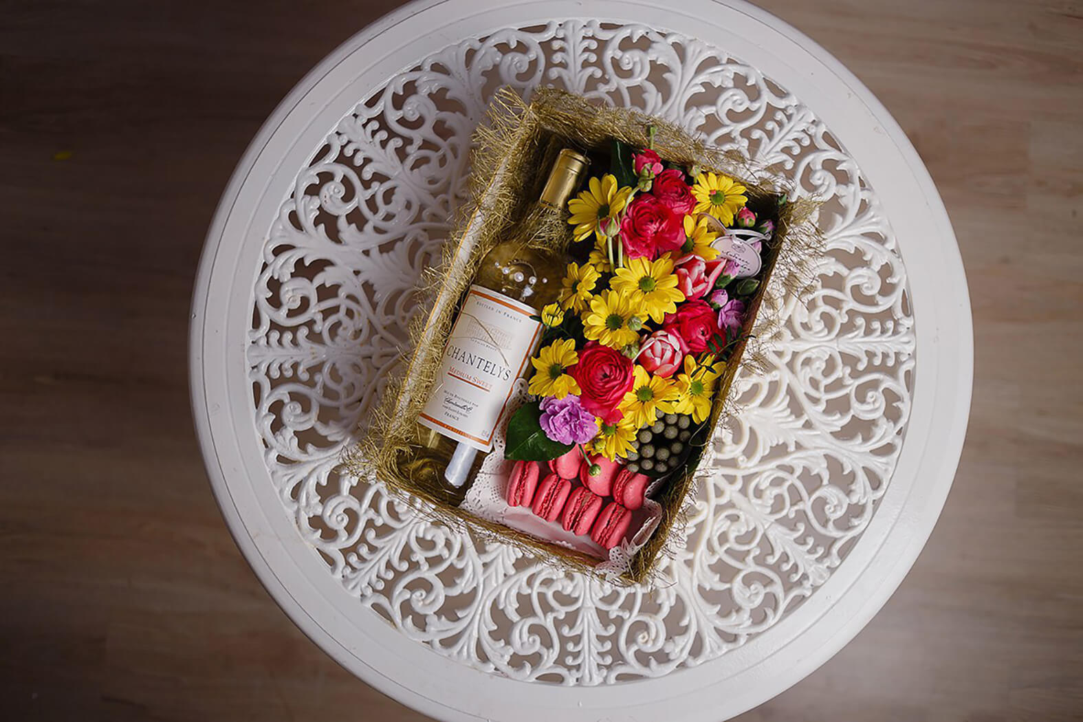 Цветы в шляпной коробке с макарунами сладостями вином под заказ цветы под заказ могилев свадебное агентство ЛавМи 