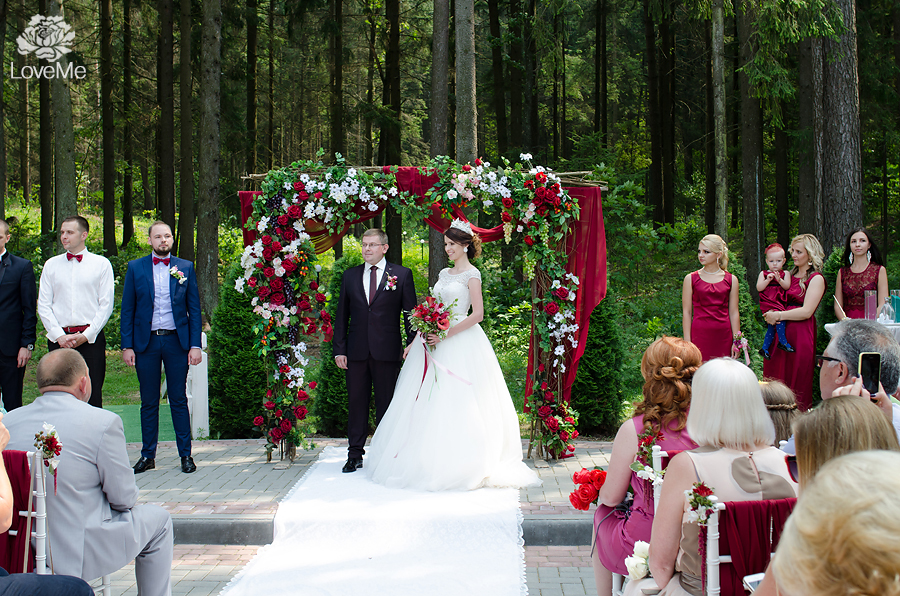 ягодная свадьба марсала выездная регистрация роспись церемония усадьба куркуля свадьба в шатре организация свадьбы могилев свадебное агентство лавми декор шатра банкетного зала флористика букет невесты под заказ бутоньерки  аксессуары 