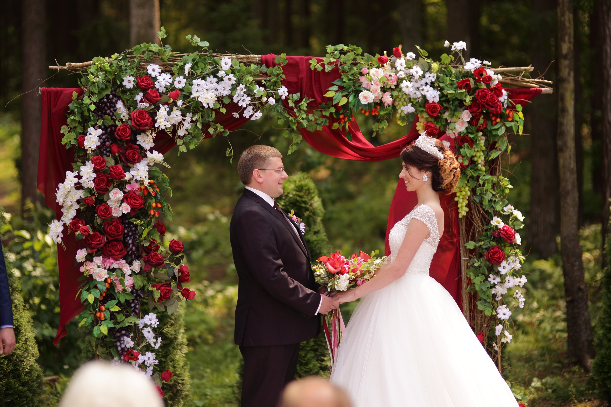 ягодная свадьба марсала выездная регистрация роспись церемония усадьба куркуля свадьба в шатре организация свадьбы могилев свадебное агентство лавми декор шатра банкетного зала флористика букет невесты под заказ бутоньерки  аксессуары 