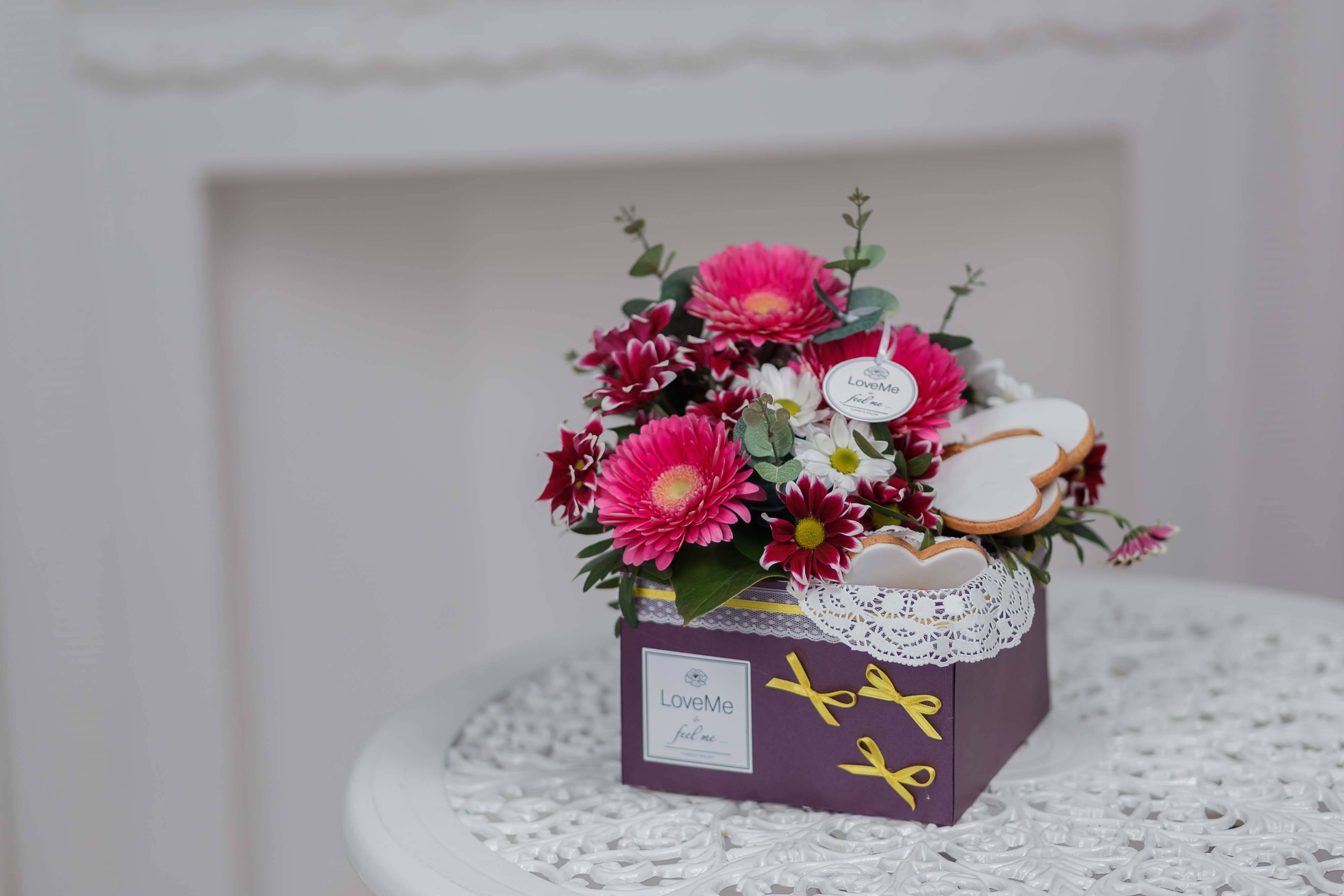 Цветы в шляпной коробке с макарунами сладостями вином под заказ цветы под заказ могилев свадебное агентство ЛавМи 