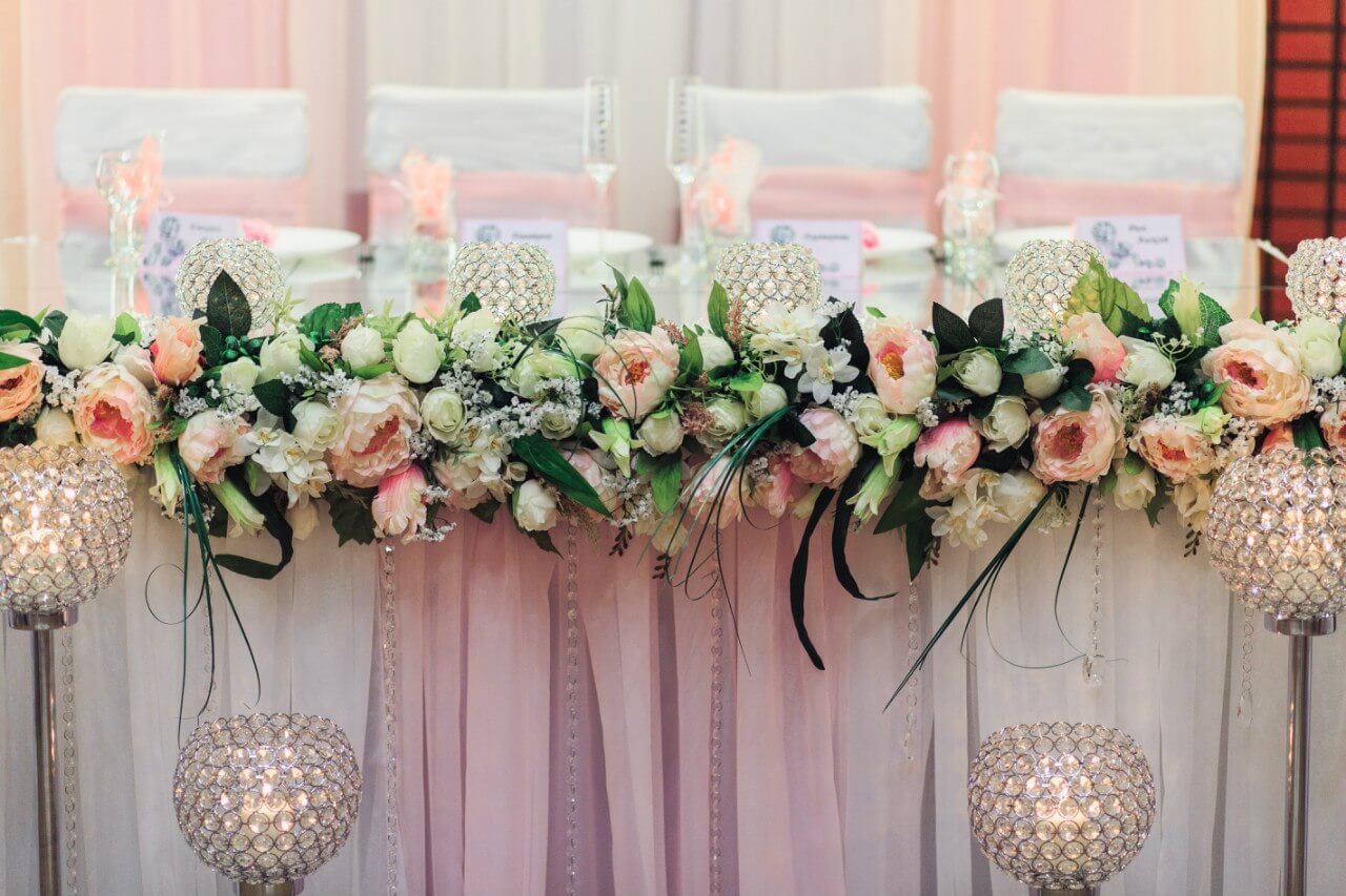 стол молодых президиум свадьба бело-розовая в стиле сваровски выездная регистрация декор банкета свадебное агентство ЛавМи Могилев печерское предместье