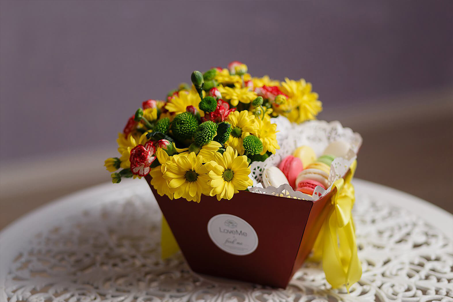 Цветы в шляпной коробке с макарунами сладостями вином под заказ цветы под заказ могилев свадебное агентство ЛавМи 