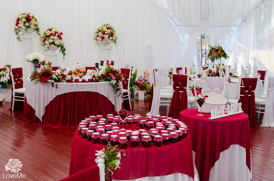 ягодная свадьба марсала выездная регистрация роспись церемония усадьба куркуля свадьба в шатре организация свадьбы могилев свадебное агентство лавми декор шатра банкетного зала флористика букет невесты под заказ бутоньерки  аксессуары 