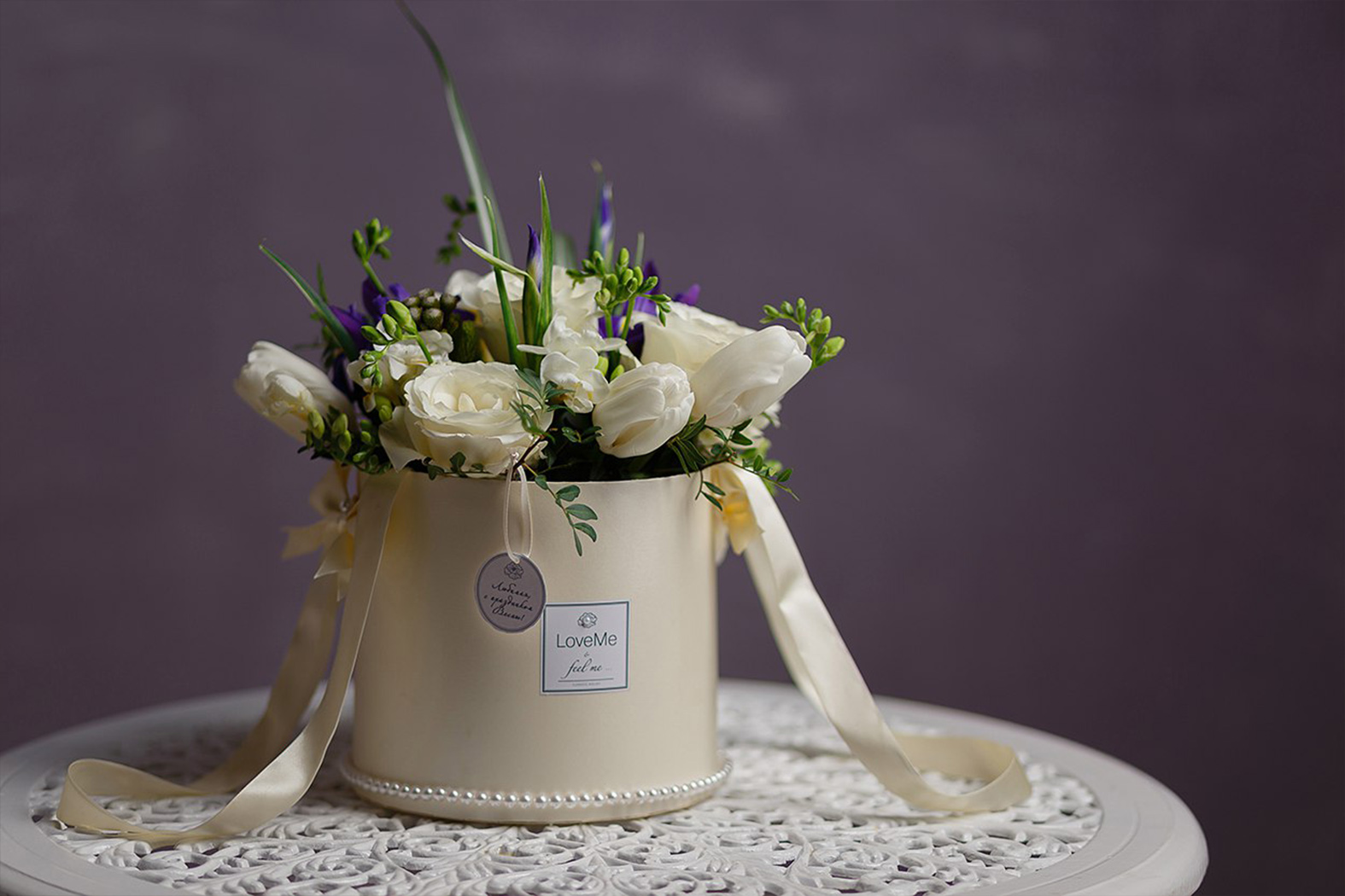 Цветы в шляпной коробке с макарунами сладостями вином под заказ цветы под заказ могилев свадебное агентство ЛавМи 