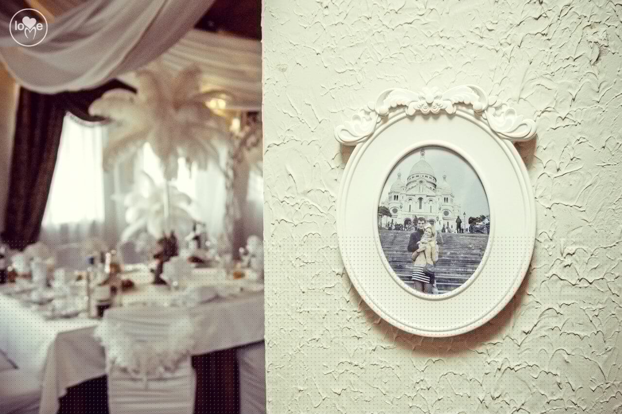 Французская парижская белая свадьба париж декор банкетного зала ресторана украшение организация свадьбы свадебное агентство ЛавМи Могилев 