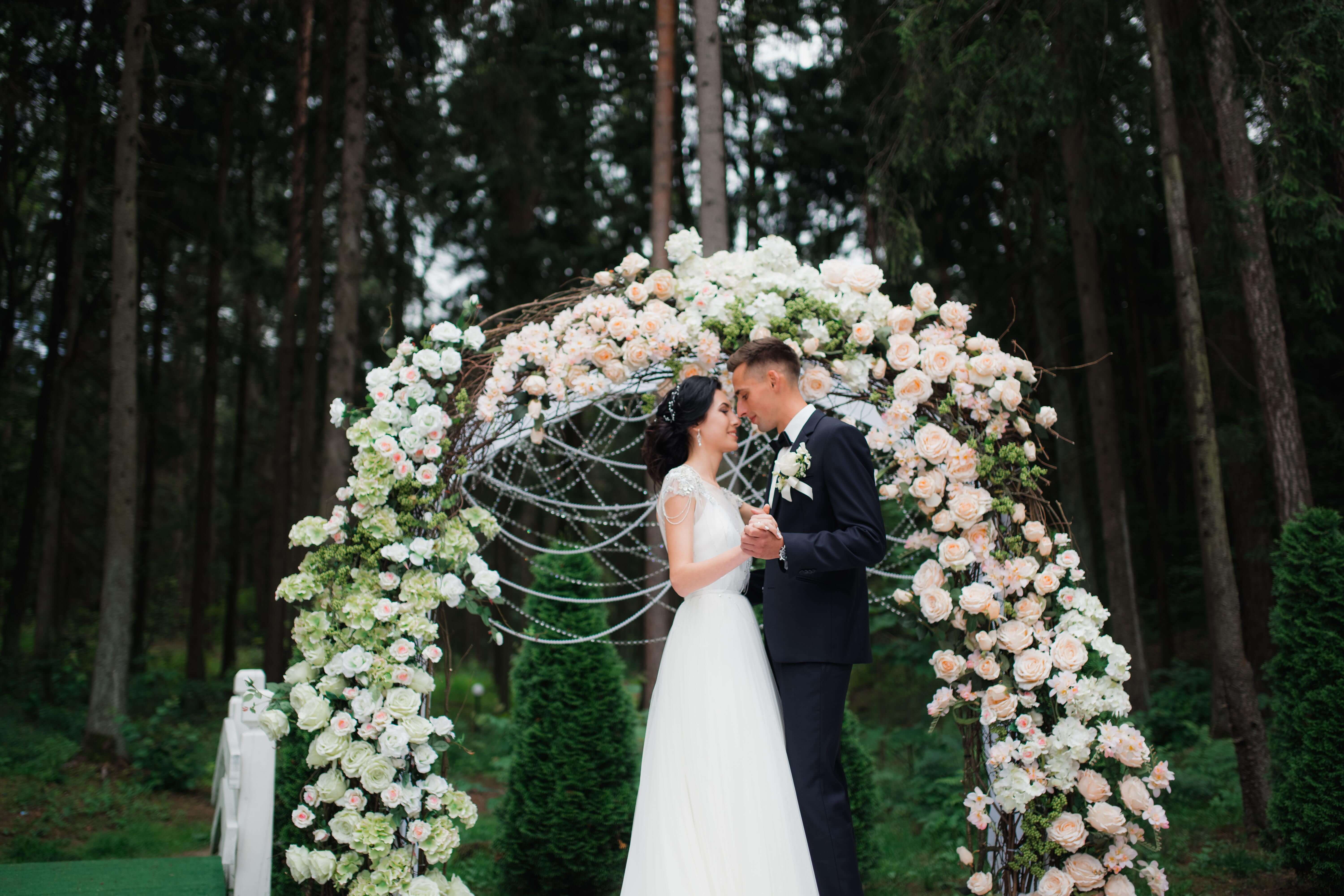 арка свадьба в шатре выездная регистрация церемония роспись  организация свадьбы свадебное агентство ЛавМи организация выездной регистрации росписи церемонии декор украшение банкета ресторана букет невесты под заказ бутоньерки венки
