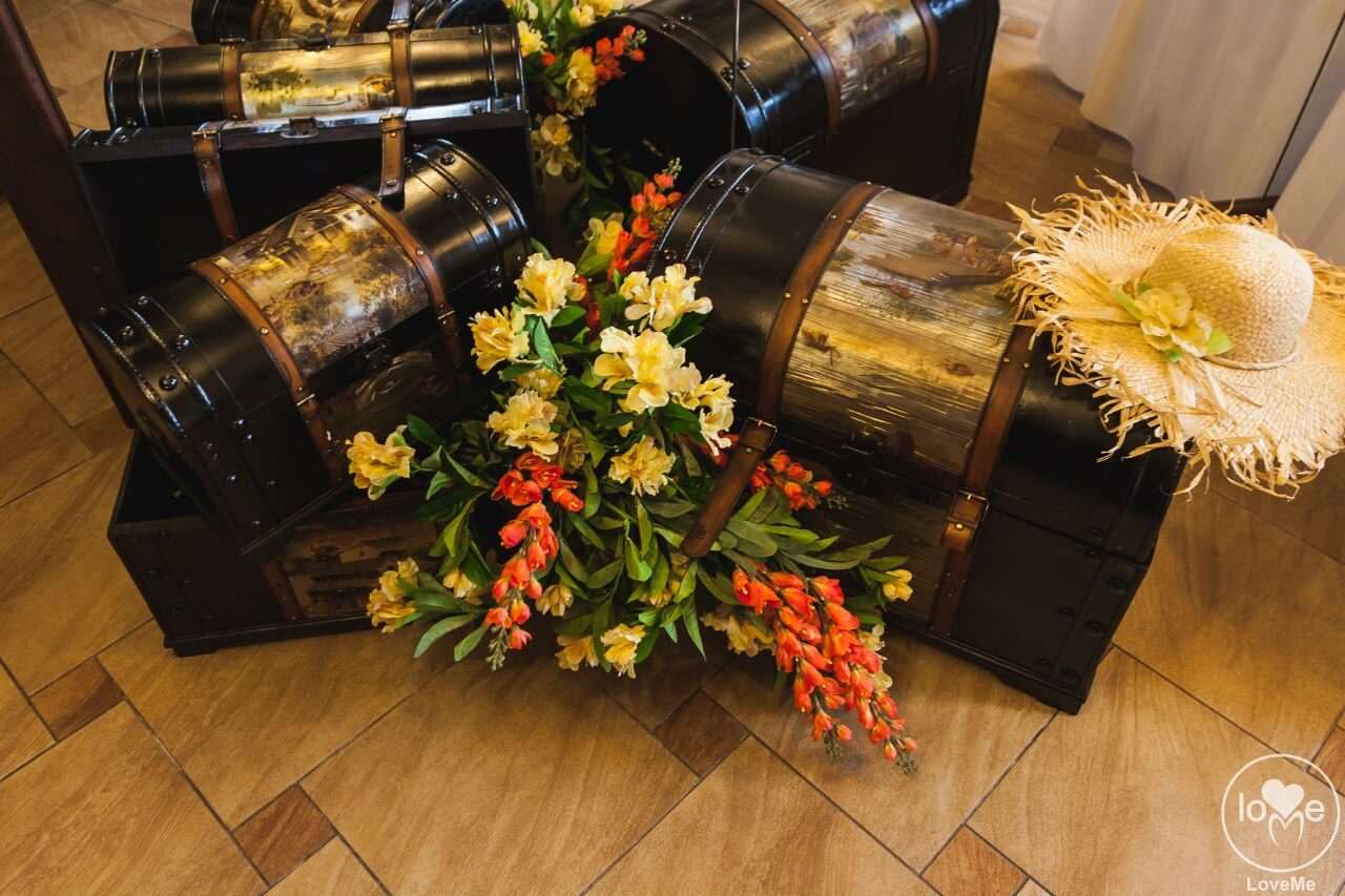 чемоданы и соломенные шляпы Свадьба в стиле путешествия Шале Могилев Организация свадьбы декор украшение зала свадебное агентство ЛавМи 