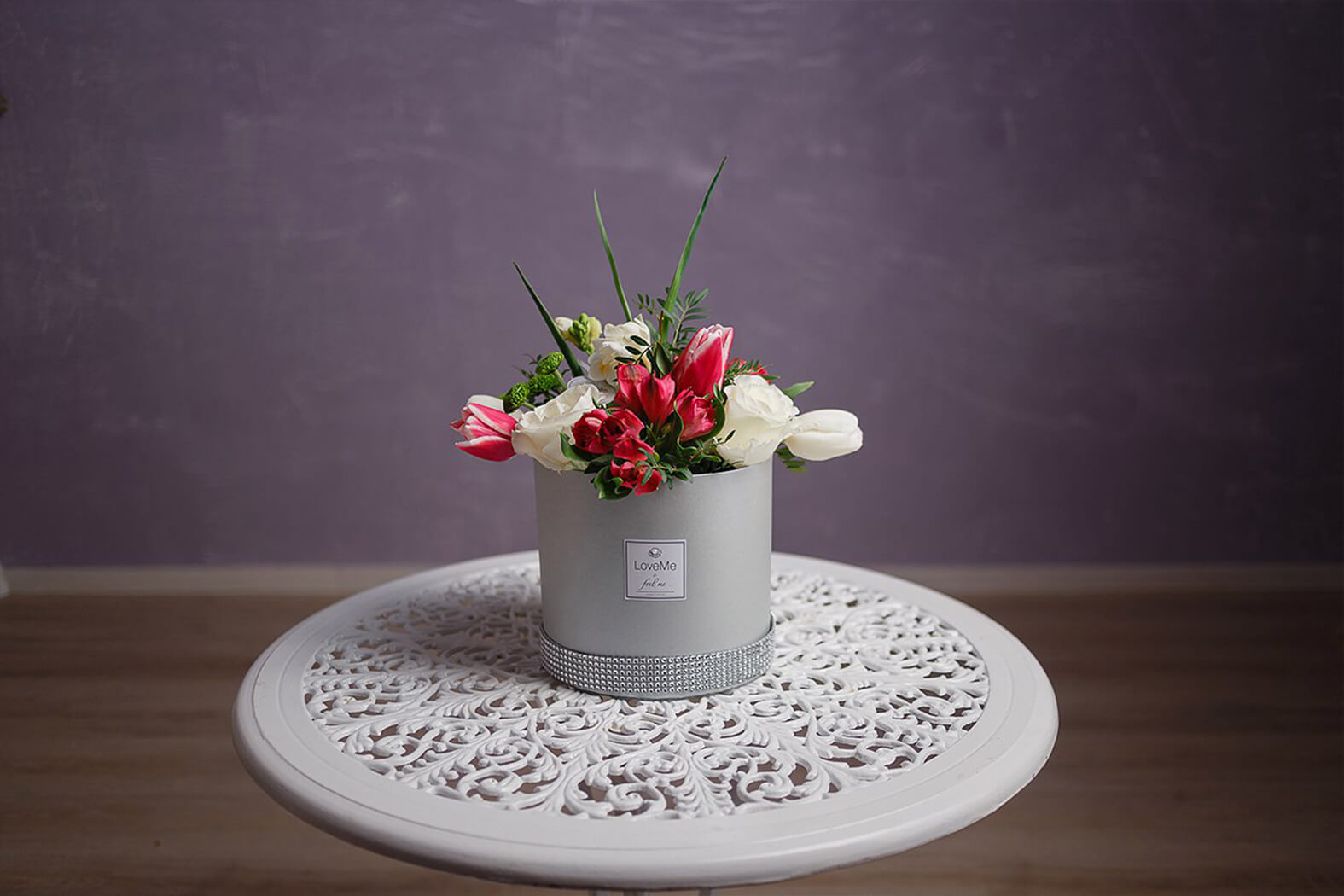 Цветы в шляпной коробке с макарунами сладостями вином под заказ цветы под заказ могилев свадебное агентство ЛавМи 