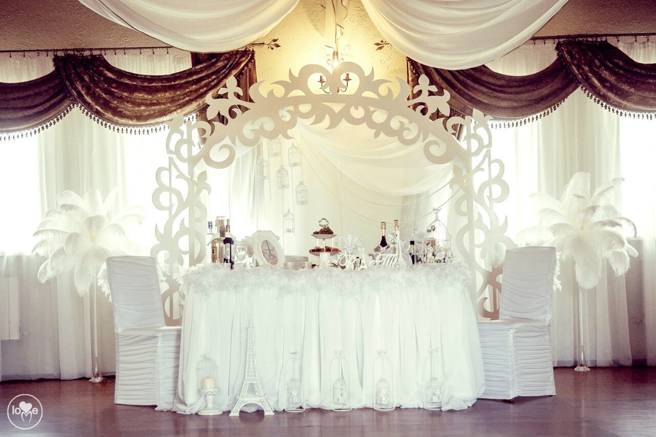 стол молодых президиум ажурная арка Французская парижская белая свадьба париж декор банкетного зала ресторана украшение организация свадьбы свадебное агентство ЛавМи Могилев 