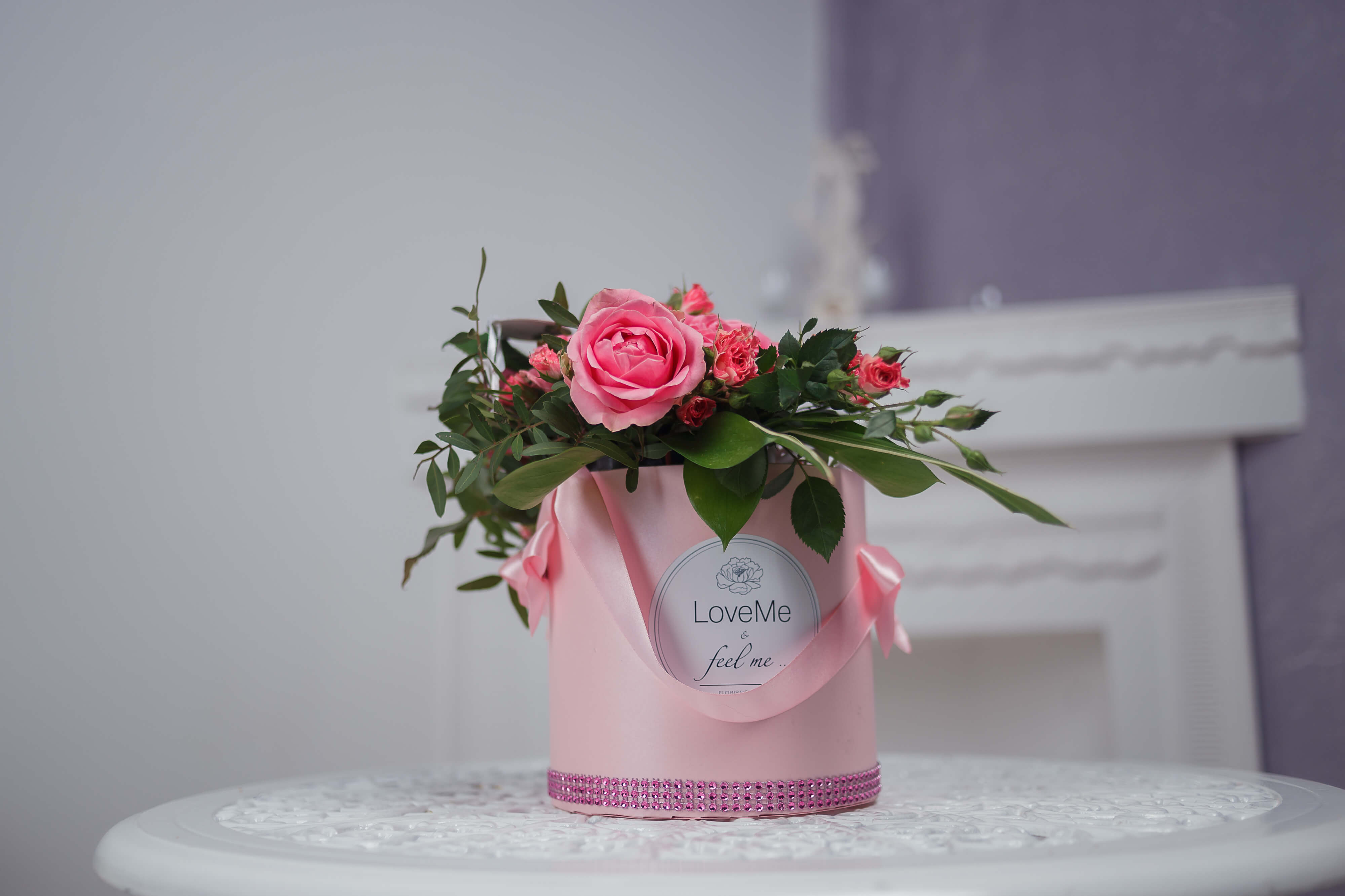 Цветы в шляпной коробке с макарунами сладостями вином под заказ цветы под заказ могилев свадебное агентство ЛавМи 