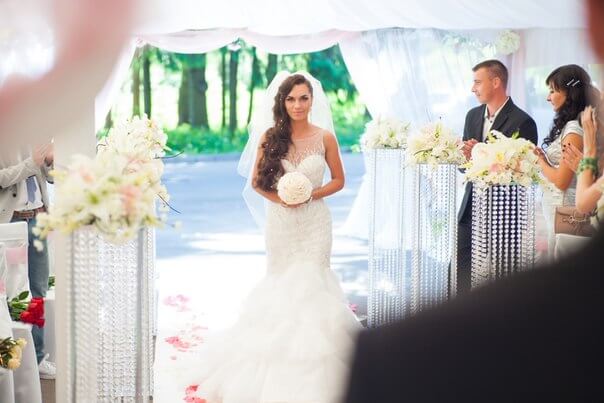 в шатре свадьба бело-розовая в стиле сваровски выездная регистрация декор банкета свадебное агентство ЛавМи Могилев печерское предместье