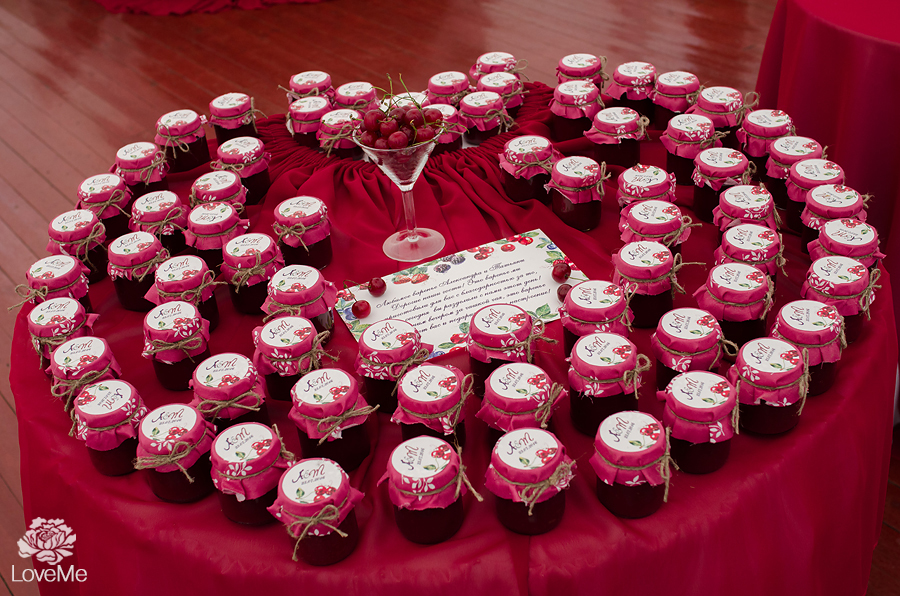 баночки варенья подарки гостям бонбоньерки ягодная свадьба марсала выездная регистрация роспись церемония усадьба куркуля свадьба в шатре организация свадьбы могилев свадебное агентство лавми декор шатра банкетного зала флористика букет невесты под заказ бутоньерки  аксессуары 