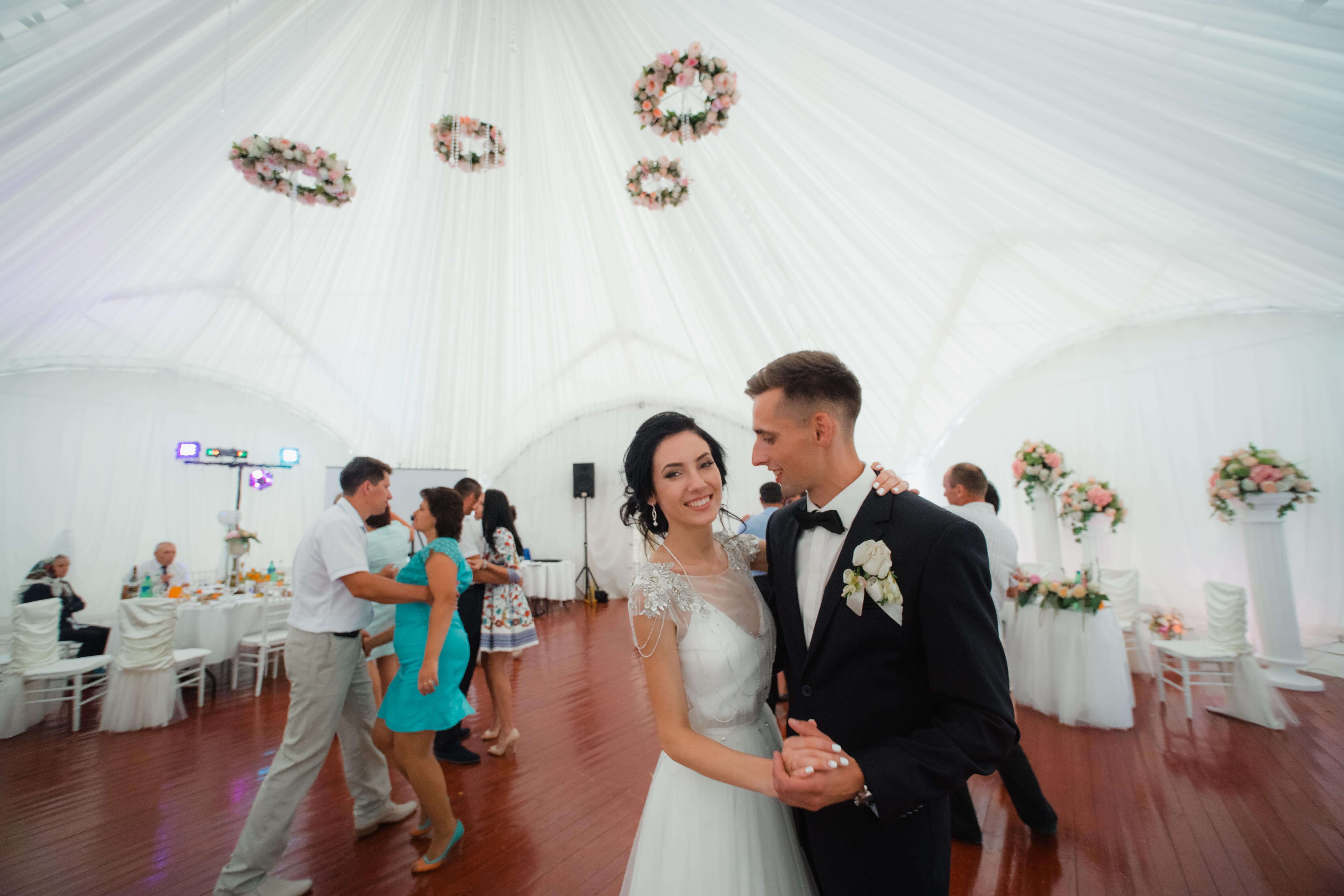 арка свадьба в шатре выездная регистрация церемония роспись  организация свадьбы свадебное агентство ЛавМи организация выездной регистрации росписи церемонии декор украшение банкета ресторана букет невесты под заказ бутоньерки венки