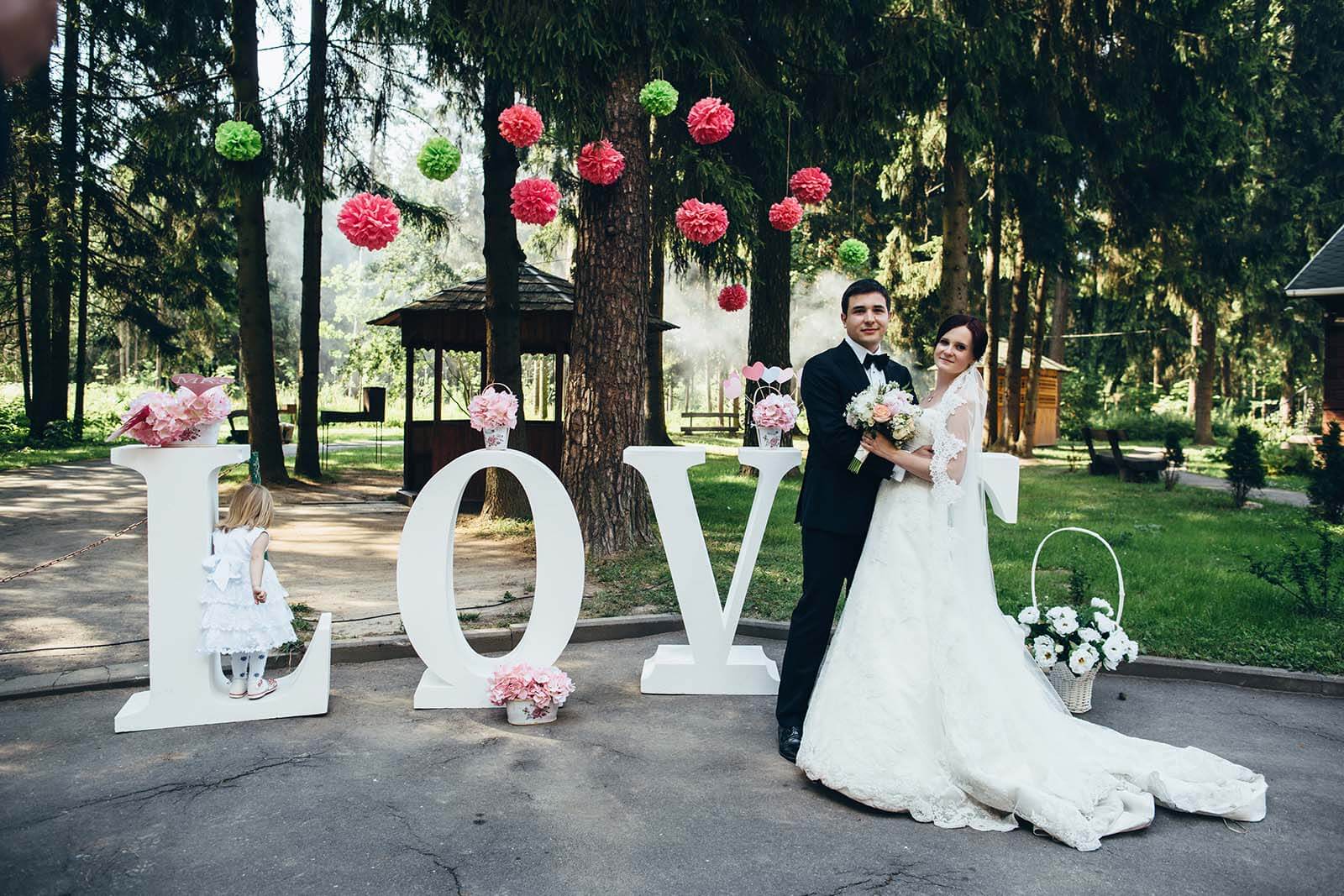 фотозона большие буквы свадьба в стиле шэби шик выездная регистрация церемония роспись в шатре печерское предместье могилев организация свадьбы свадебное агентство ЛавМи декор шатра украшение банкетного зала ресторана 