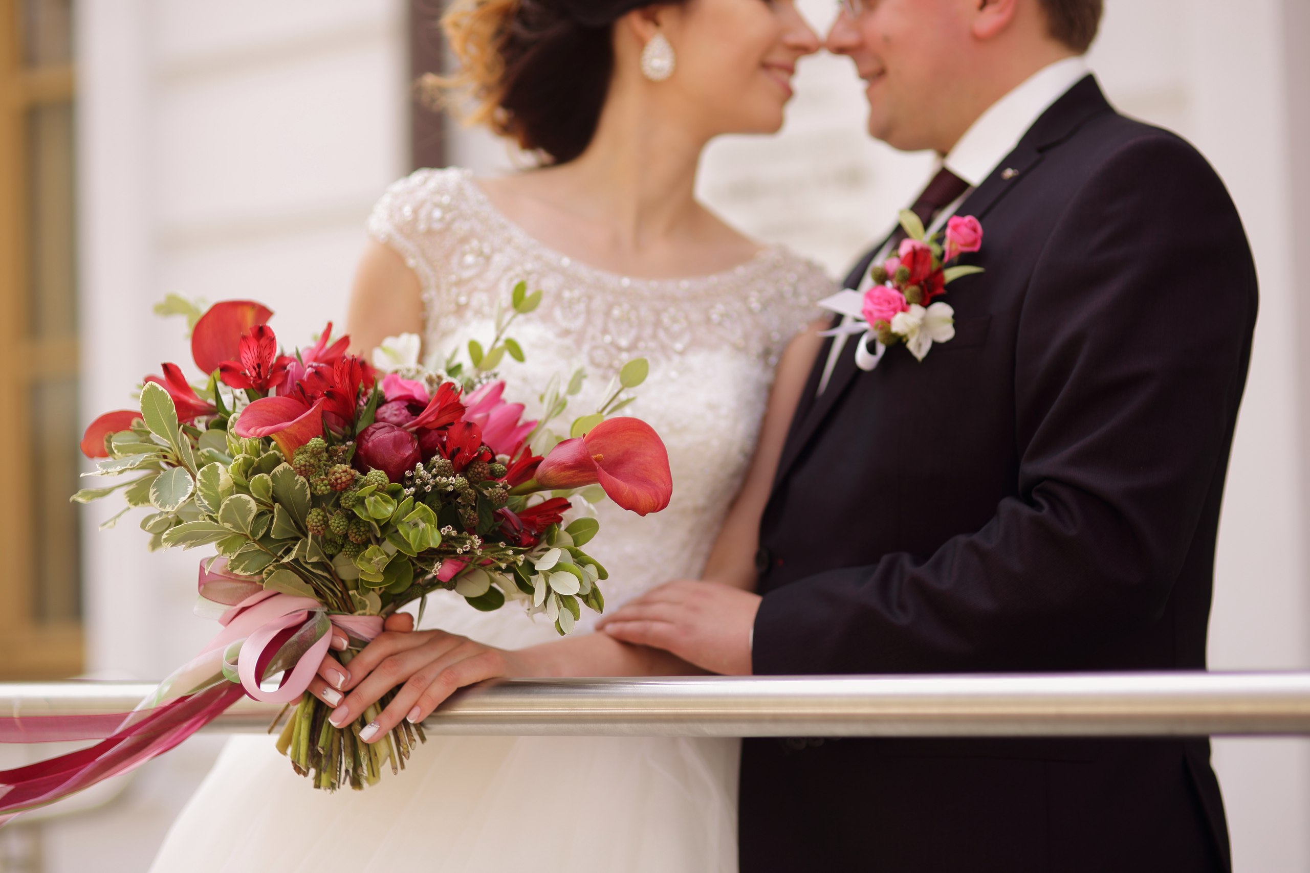 ягодная свадьба марсала выездная регистрация роспись церемония усадьба куркуля свадьба в шатре организация свадьбы могилев свадебное агентство лавми декор шатра банкетного зала флористика букет невесты под заказ бутоньерки  аксессуары 