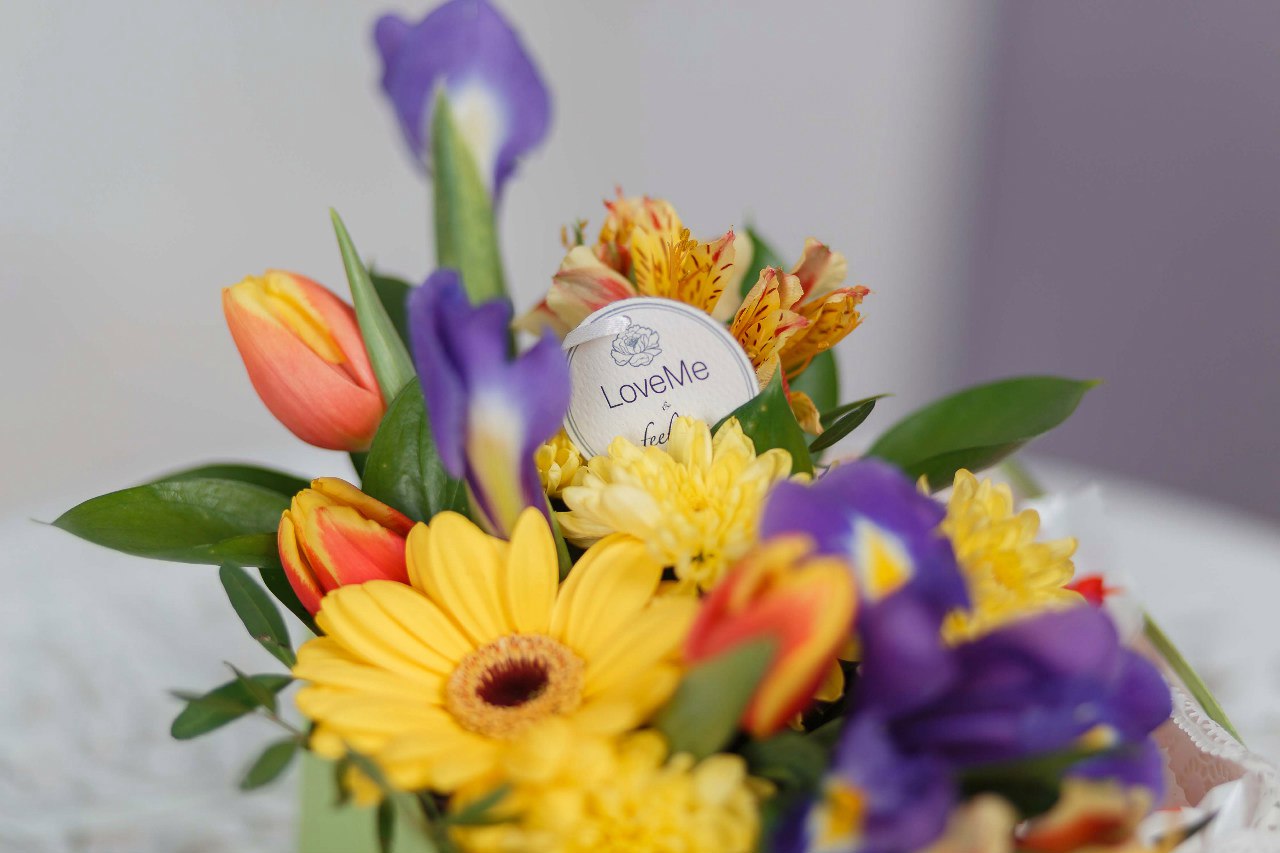 Цветы в шляпной коробке с макарунами сладостями вином под заказ цветы под заказ могилев свадебное агентство ЛавМи 