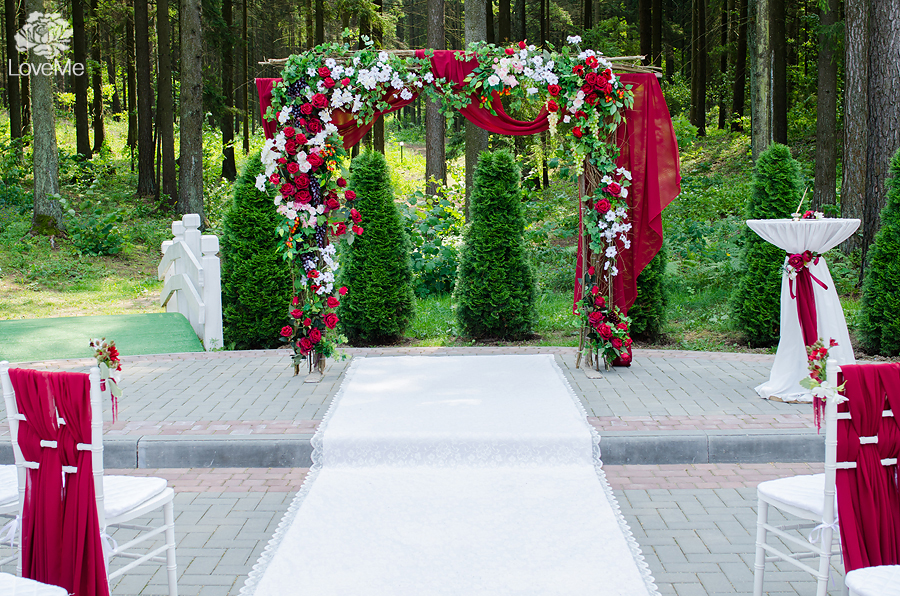 арка ягодная свадьба марсала выездная регистрация роспись церемония усадьба куркуля свадьба в шатре организация свадьбы могилев свадебное агентство лавми декор шатра банкетного зала флористика букет невесты под заказ бутоньерки  аксессуары 