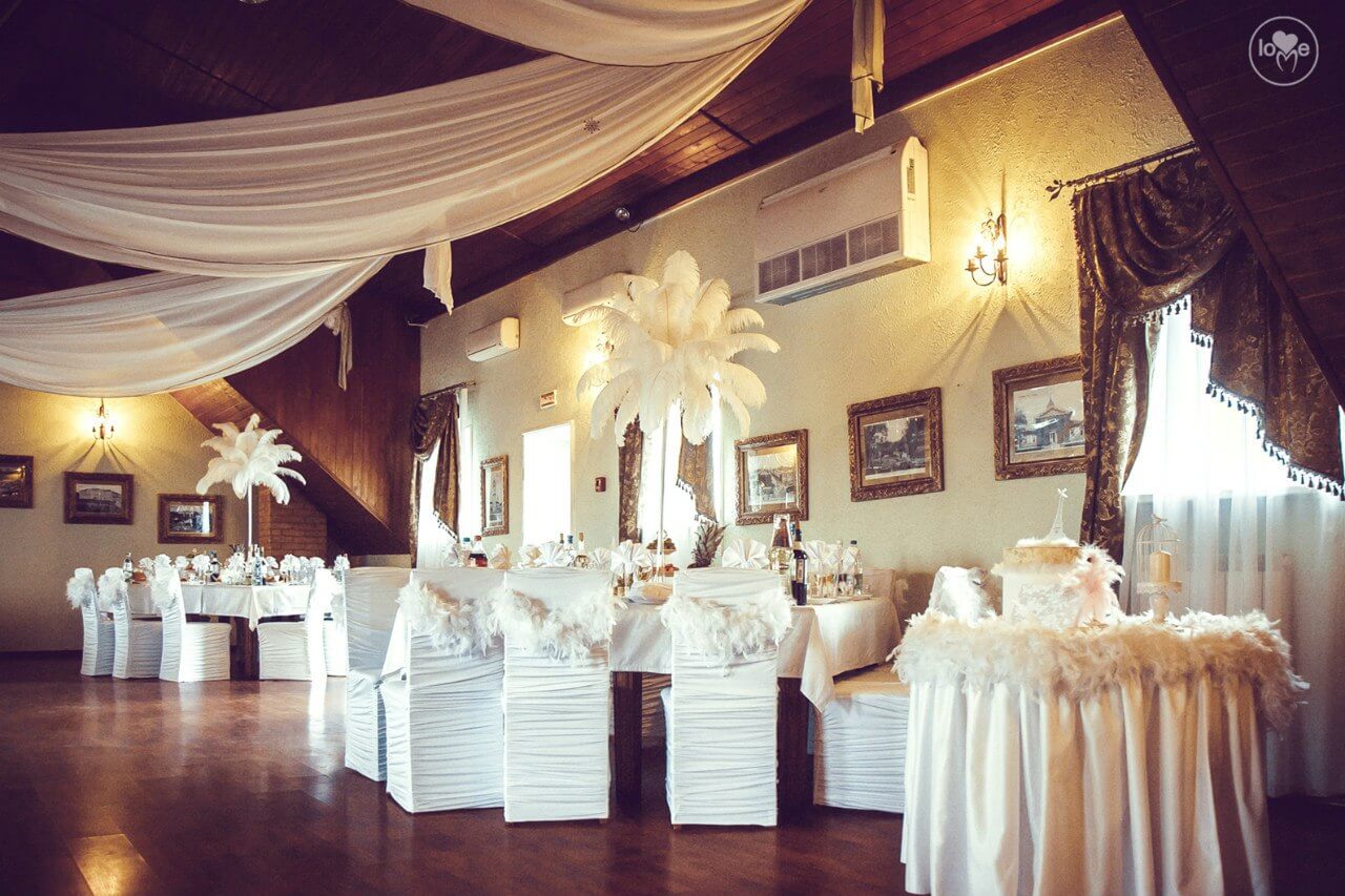 столы гостей Французская парижская белая свадьба париж декор банкетного зала ресторана украшение организация свадьбы свадебное агентство ЛавМи Могилев 