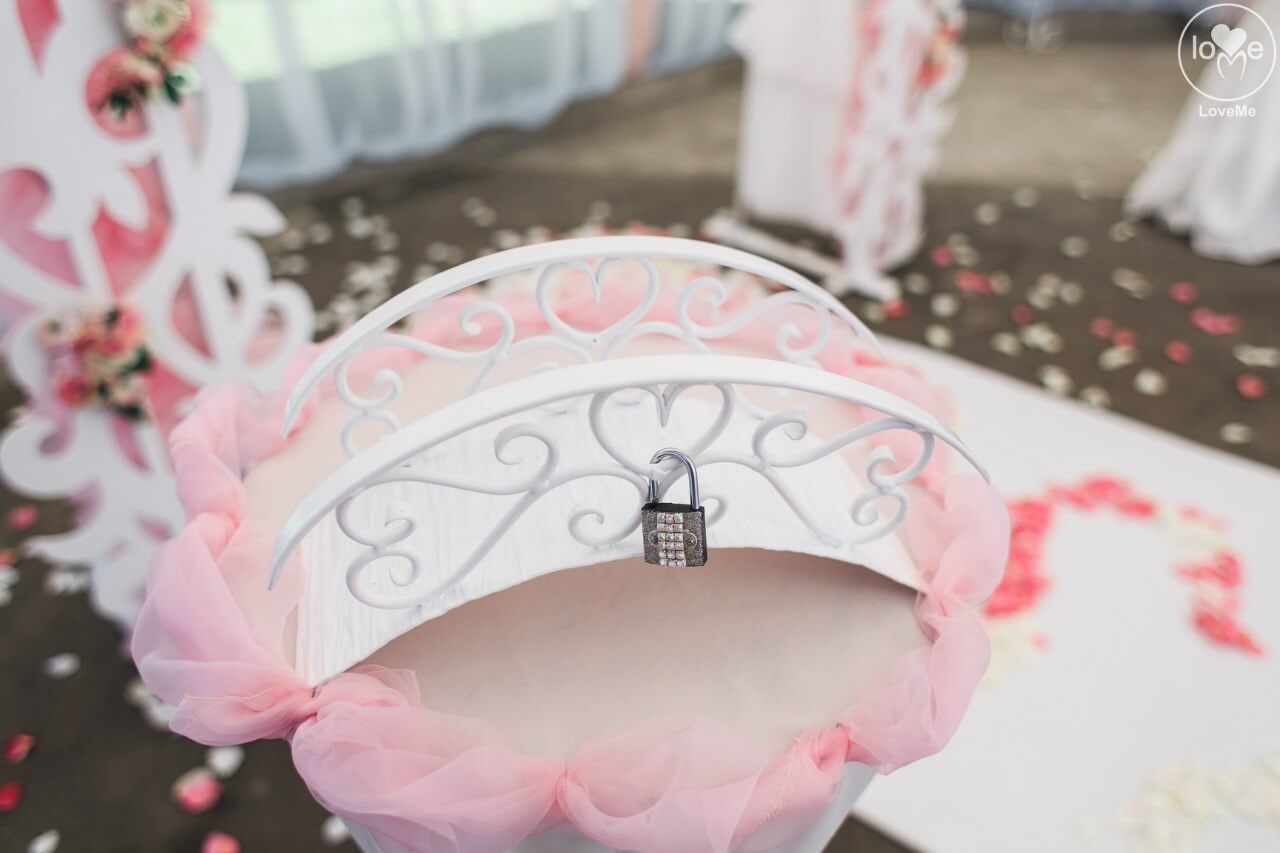 церемония мостик и замочек свадьба бело-розовая в стиле сваровски выездная регистрация декор банкета свадебное агентство ЛавМи Могилев печерское предместье