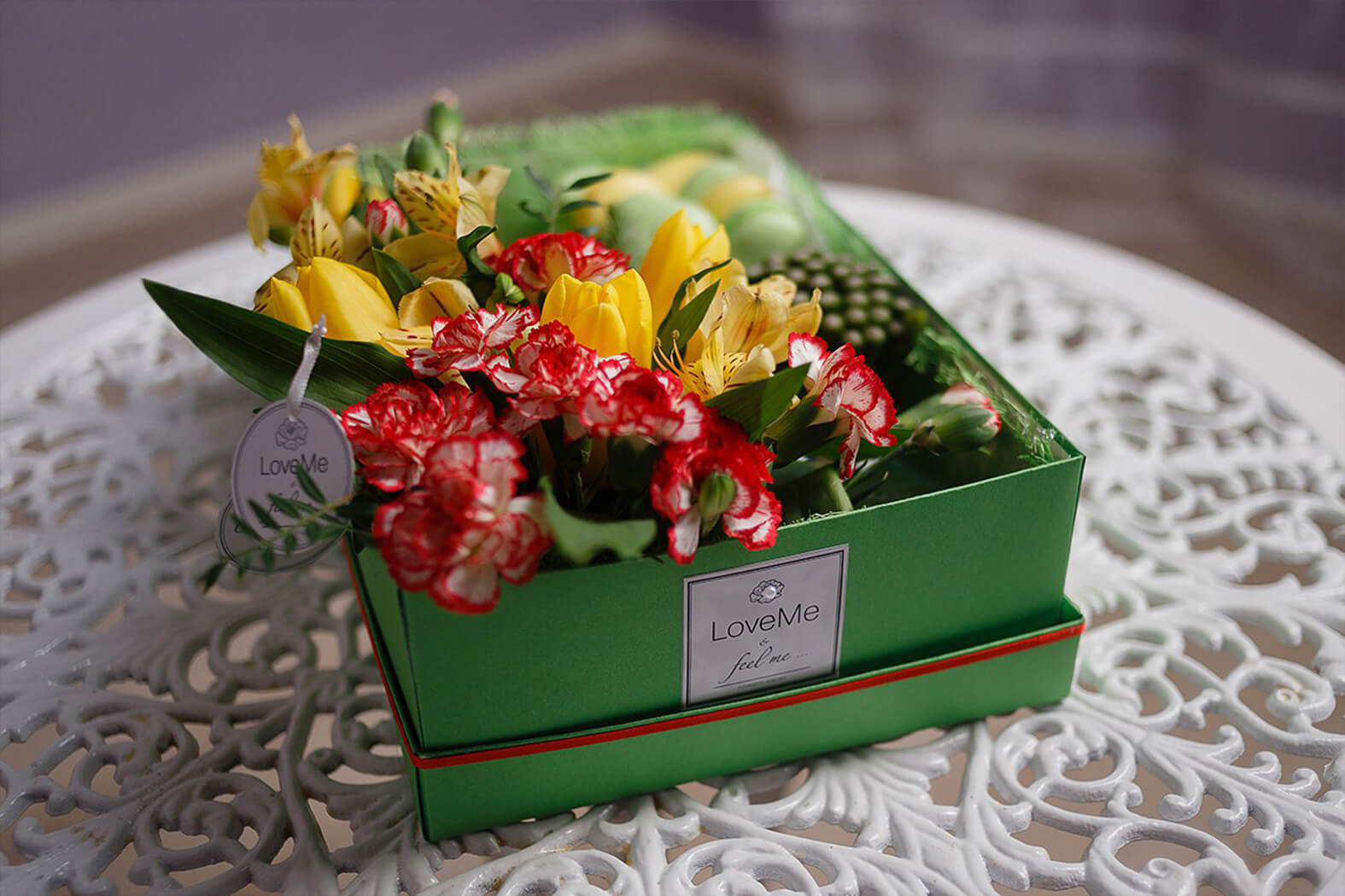 Цветы в шляпной коробке с макарунами сладостями вином под заказ цветы под заказ могилев свадебное агентство ЛавМи 