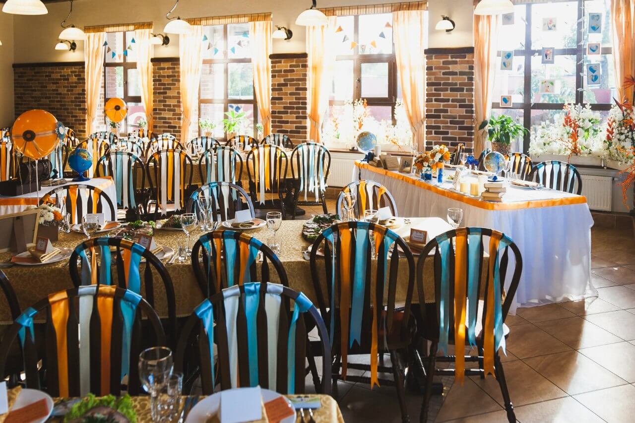 ленты на стульях Свадьба в стиле путешествия Шале Могилев Организация свадьбы декор украшение зала свадебное агентство ЛавМи 