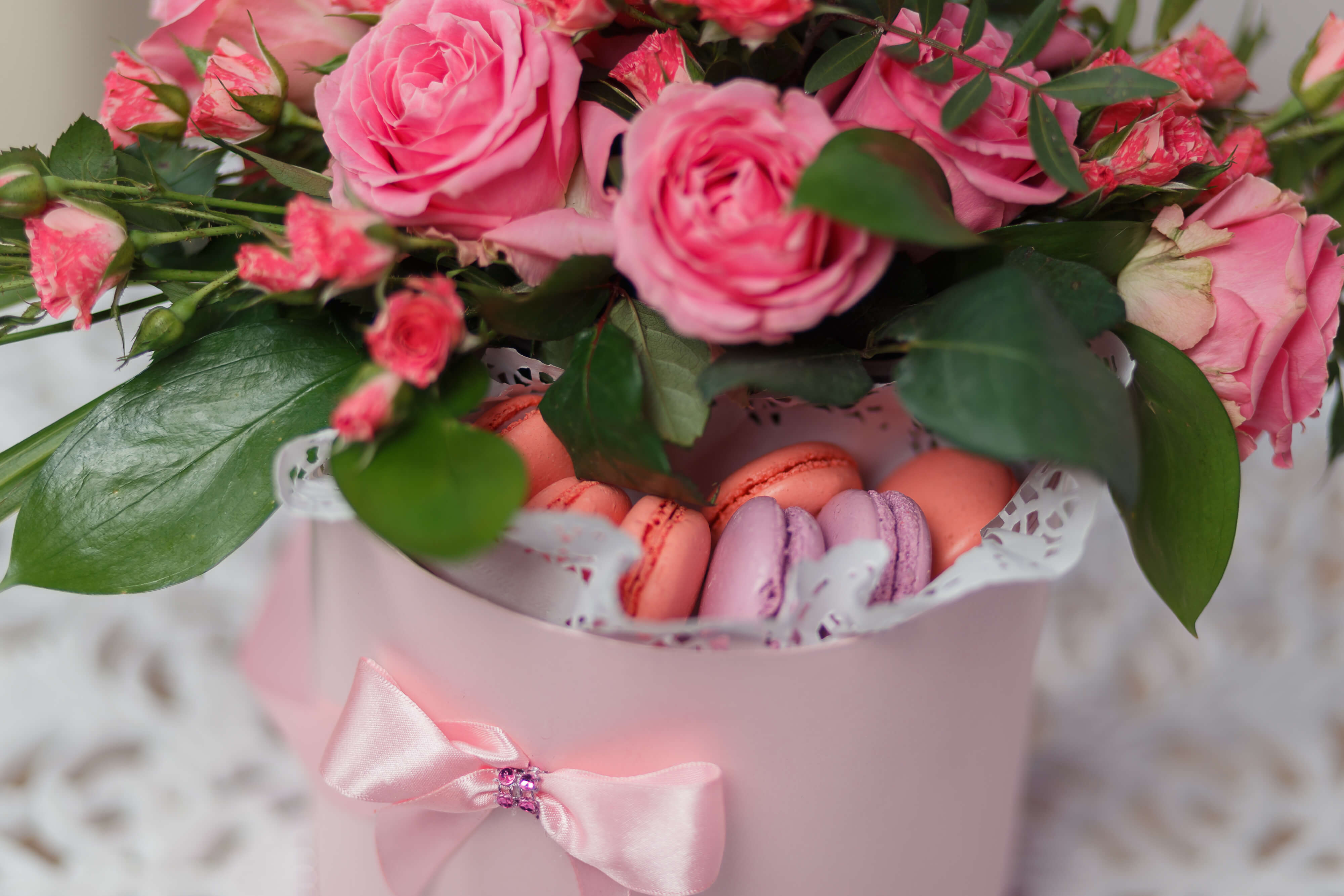 Цветы в шляпной коробке с макарунами сладостями вином под заказ цветы под заказ могилев свадебное агентство ЛавМи 