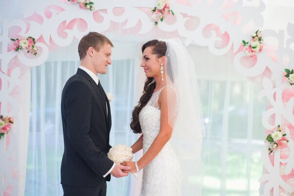 ажурная арка и молодые свадьба бело-розовая в стиле сваровски выездная регистрация декор банкета свадебное агентство ЛавМи Могилев печерское предместье