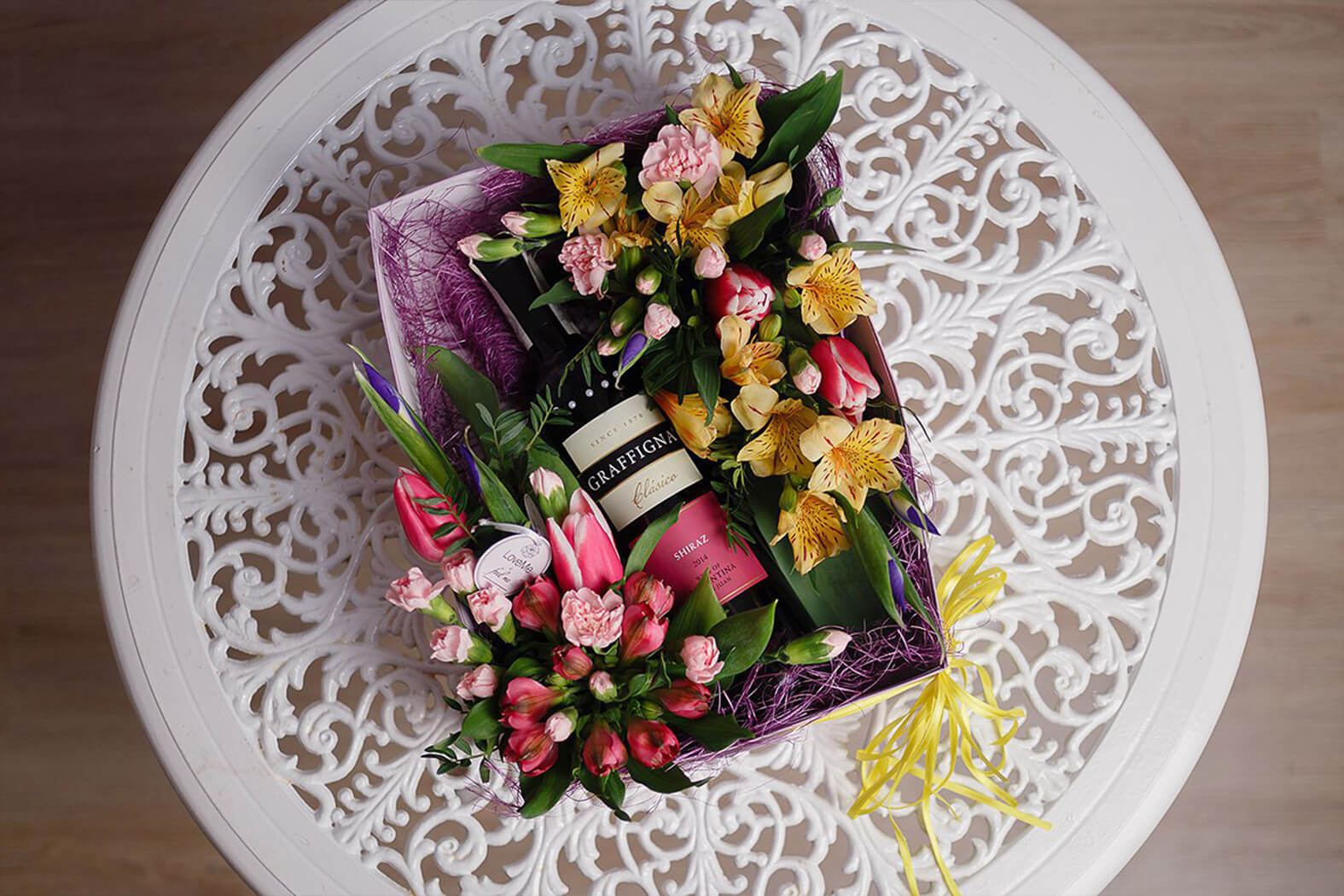 Цветы в шляпной коробке с макарунами сладостями вином под заказ цветы под заказ могилев свадебное агентство ЛавМи 