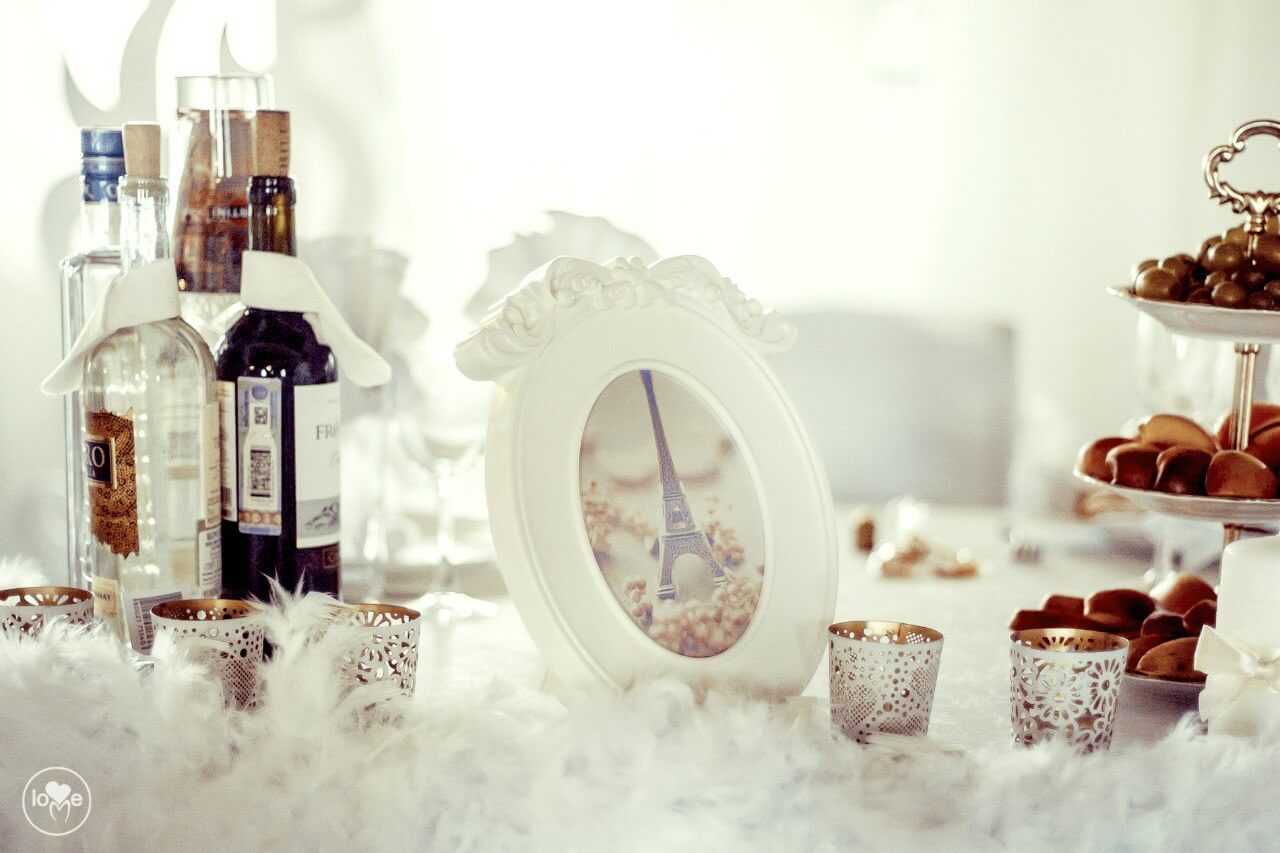 Французская парижская белая свадьба париж декор банкетного зала ресторана украшение организация свадьбы свадебное агентство ЛавМи Могилев 