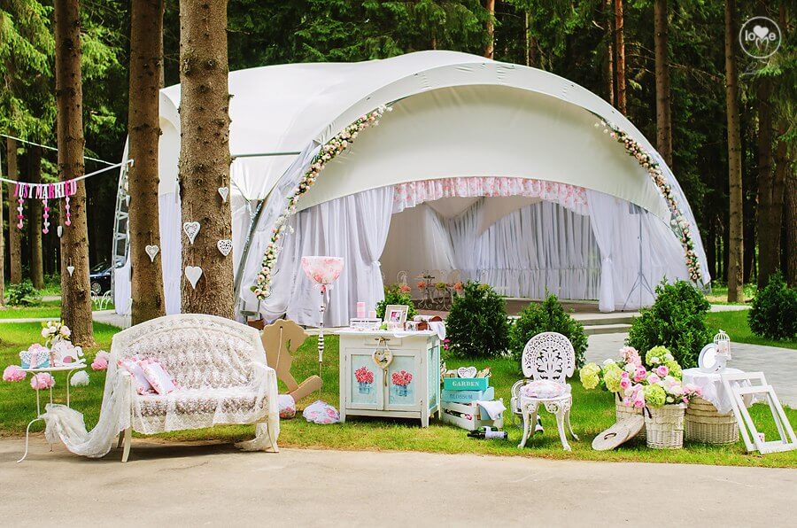 фотозона у шатра свадьба в стиле шэби шик выездная регистрация церемония роспись в шатре печерское предместье могилев организация свадьбы свадебное агентство ЛавМи декор шатра украшение банкетного зала ресторана 