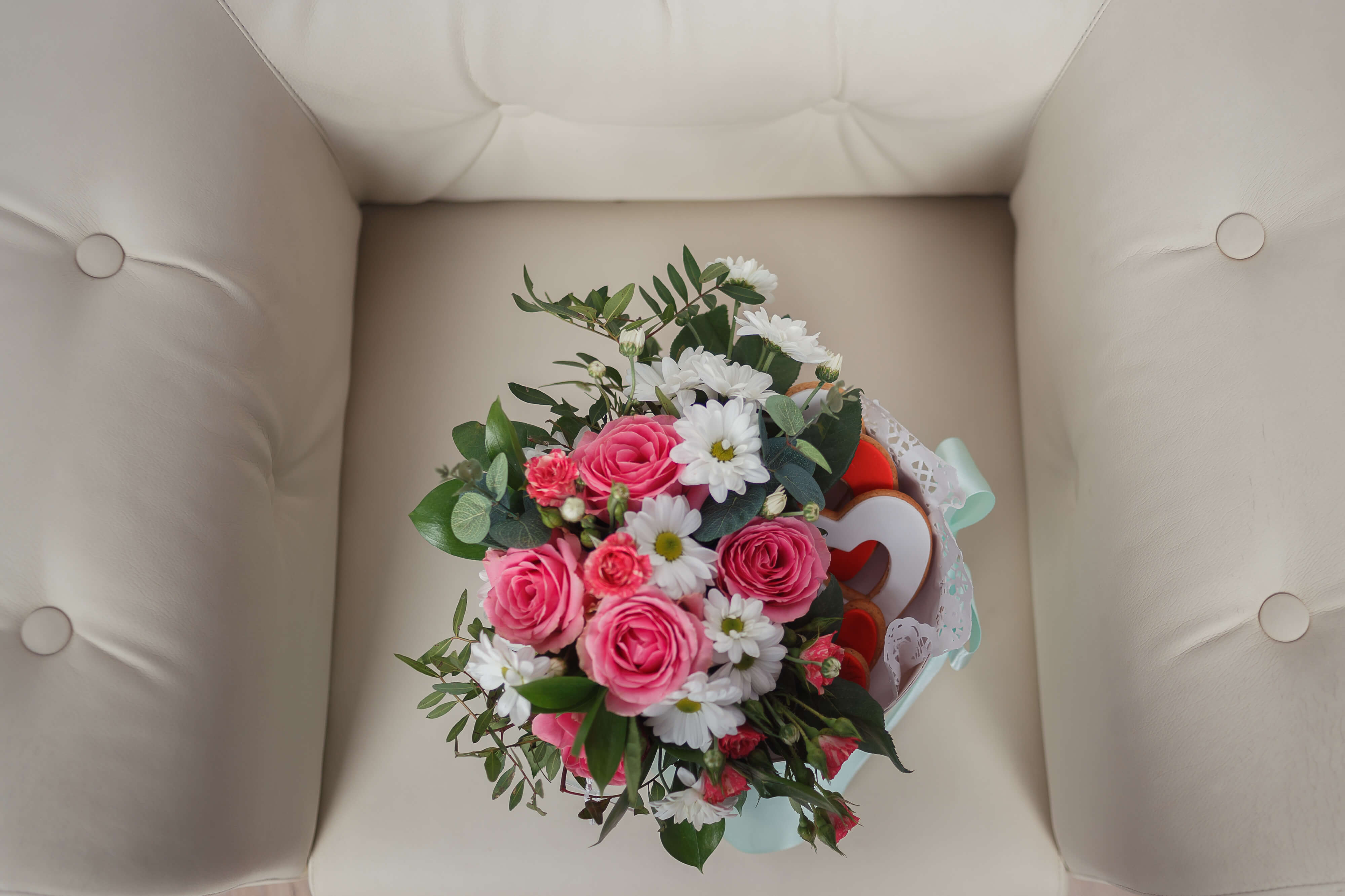 Цветы в шляпной коробке с макарунами сладостями вином под заказ цветы под заказ могилев свадебное агентство ЛавМи 