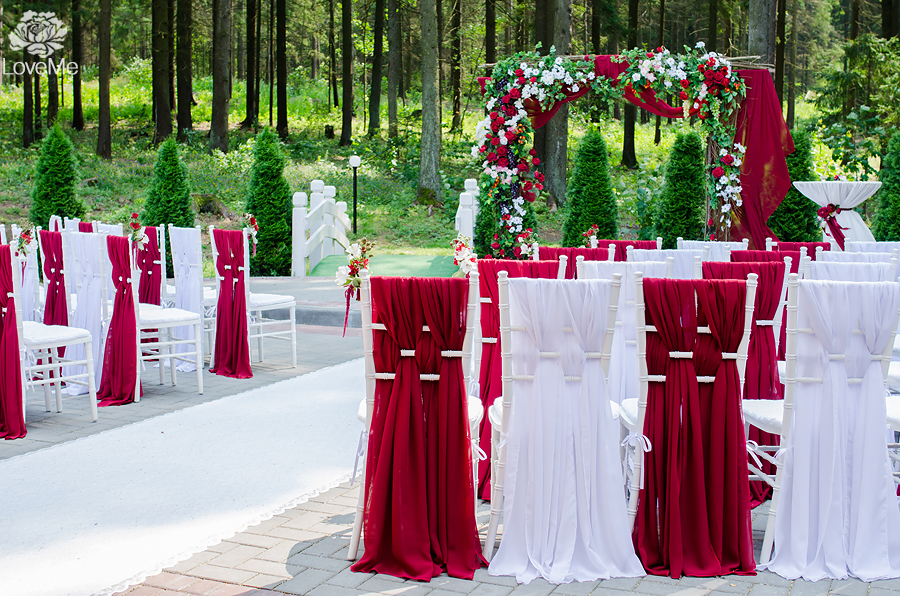 стулья гостей ягодная свадьба марсала выездная регистрация роспись церемония усадьба куркуля свадьба в шатре организация свадьбы могилев свадебное агентство лавми декор шатра банкетного зала флористика букет невесты под заказ бутоньерки  аксессуары 