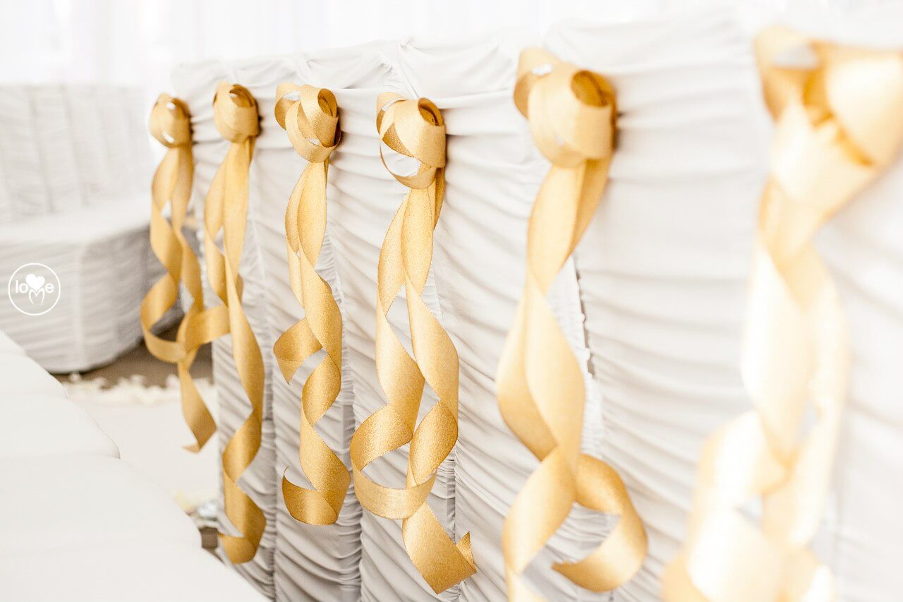 стулья золотая свадьба выездная регистрация церемония росаись в шатре печерское предместье декор шатра банкетного зала ресторана украшение свадьбы свадебное агентство ЛавМи могилев