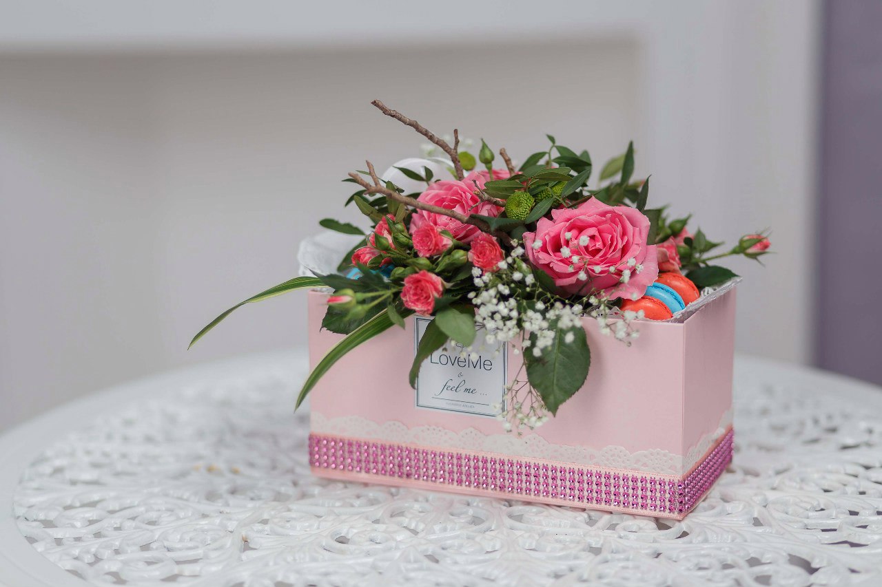 Цветы в шляпной коробке с макарунами сладостями вином под заказ цветы под заказ могилев свадебное агентство ЛавМи 