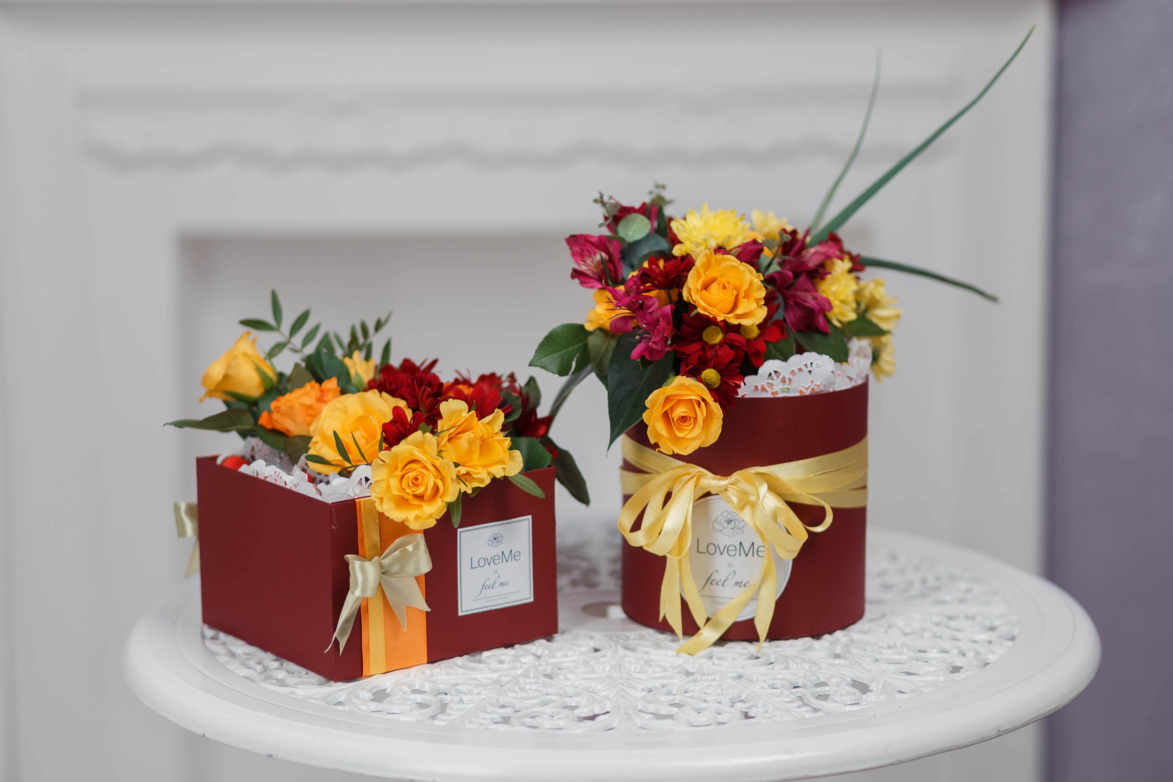 Цветы в шляпной коробке с макарунами сладостями вином под заказ цветы под заказ могилев свадебное агентство ЛавМи 