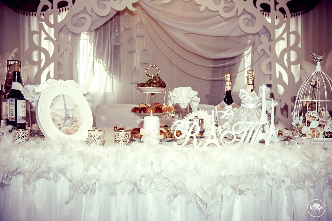 Французская парижская белая свадьба париж декор банкетного зала ресторана украшение организация свадьбы свадебное агентство ЛавМи Могилев 