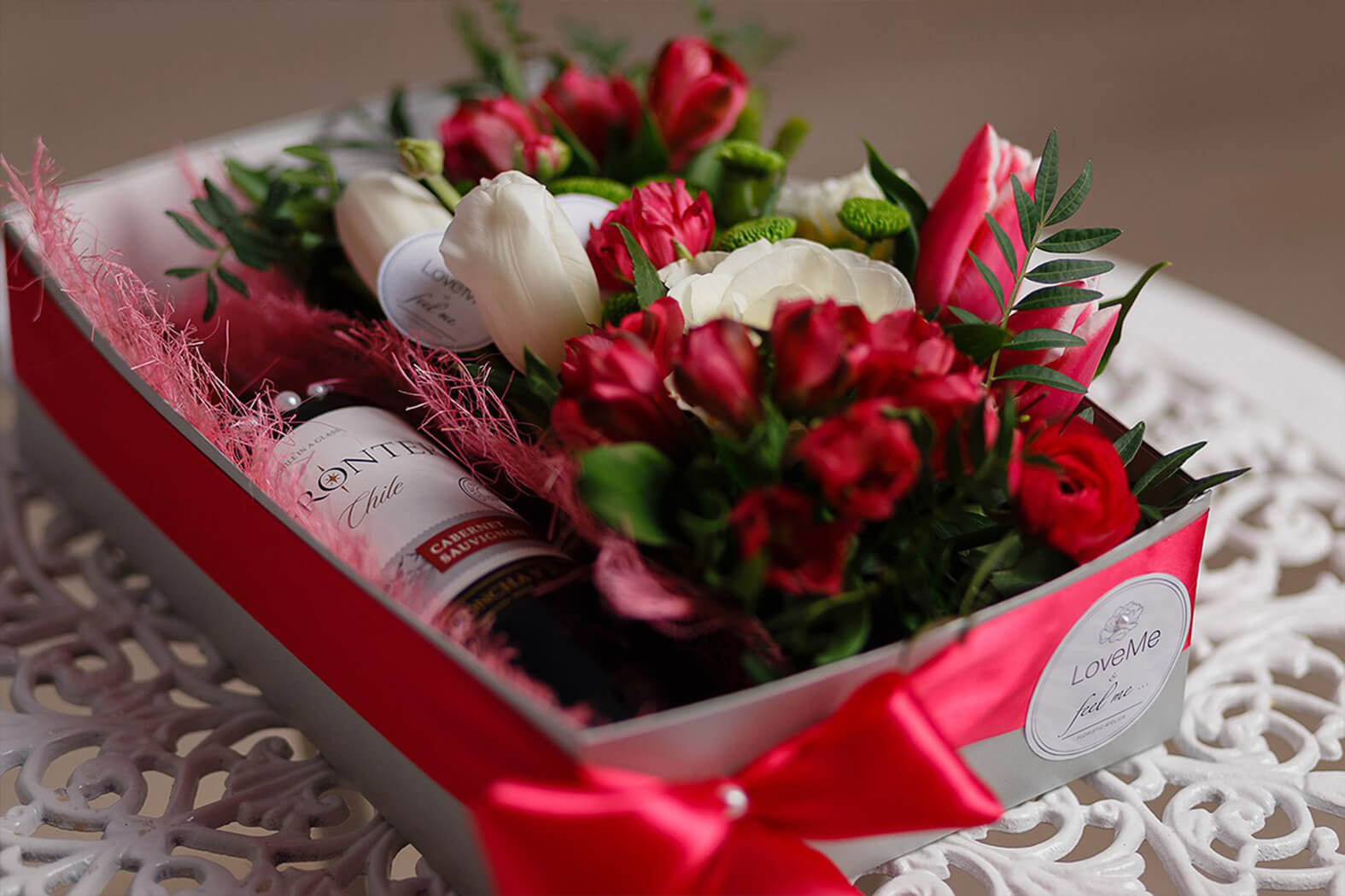 Цветы в шляпной коробке с макарунами сладостями вином под заказ цветы под заказ могилев свадебное агентство ЛавМи 