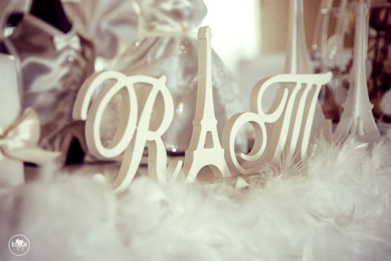 инициалы молодых белые из дерева Французская парижская белая свадьба париж декор банкетного зала ресторана украшение организация свадьбы свадебное агентство ЛавМи Могилев 