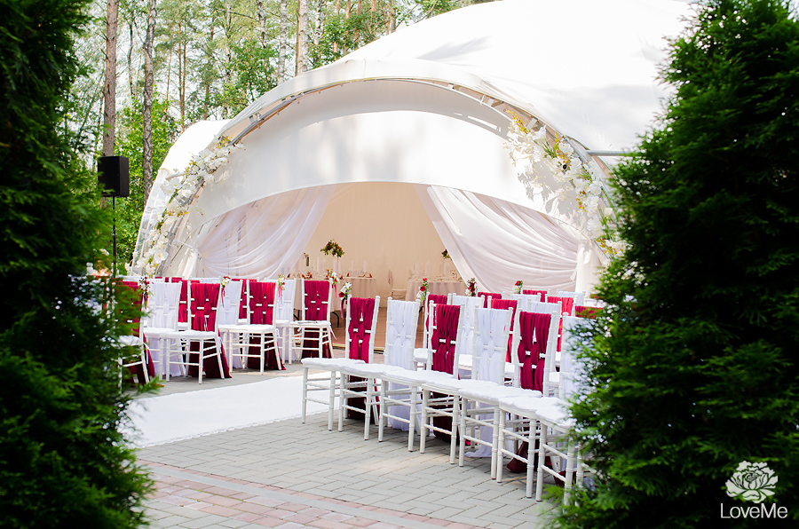 шатер ягодная свадьба марсала выездная регистрация роспись церемония усадьба куркуля свадьба в шатре организация свадьбы могилев свадебное агентство лавми декор шатра банкетного зала флористика букет невесты под заказ бутоньерки  аксессуары 