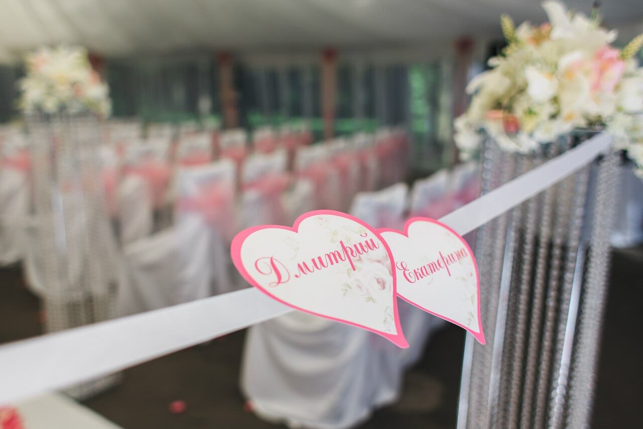 ленточка с именами молодых свадьба бело-розовая в стиле сваровски выездная регистрация декор банкета свадебное агентство ЛавМи Могилев печерское предместье