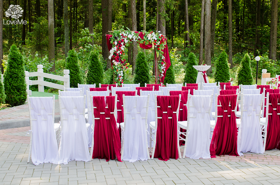 ягодная свадьба марсала выездная регистрация роспись церемония усадьба куркуля свадьба в шатре организация свадьбы могилев свадебное агентство лавми декор шатра банкетного зала флористика букет невесты под заказ бутоньерки  аксессуары 