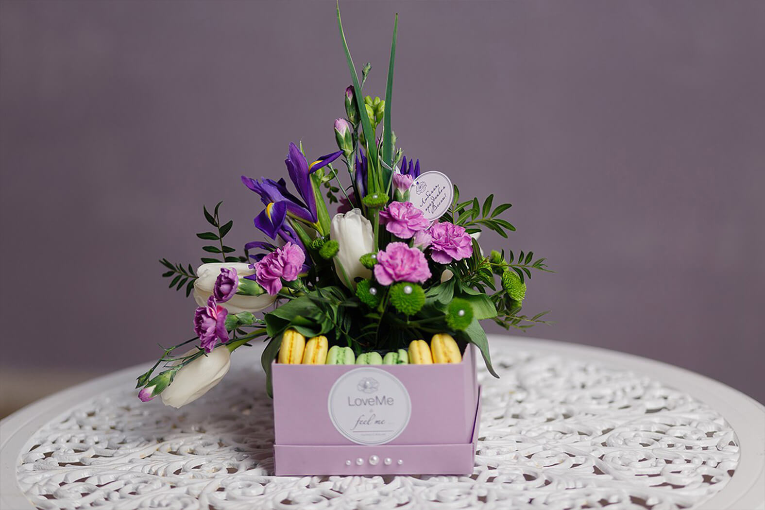 Цветы в шляпной коробке с макарунами сладостями вином под заказ цветы под заказ могилев свадебное агентство ЛавМи 