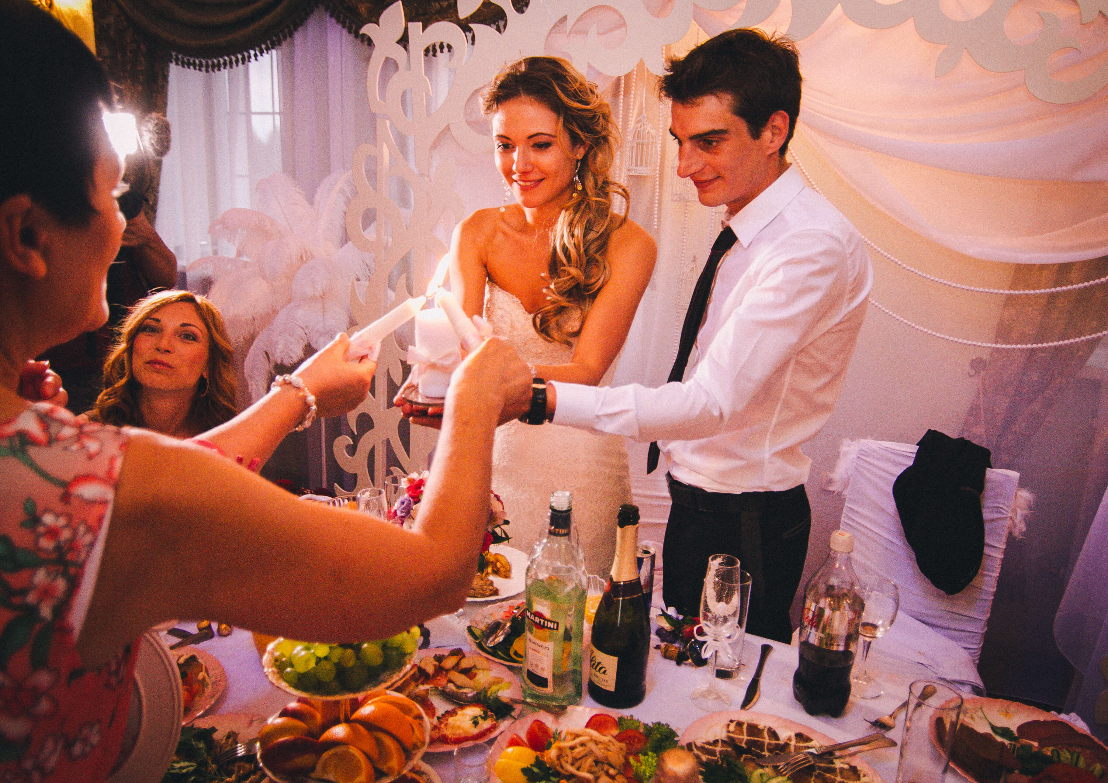 Французская парижская белая свадьба париж декор банкетного зала ресторана украшение организация свадьбы свадебное агентство ЛавМи Могилев 