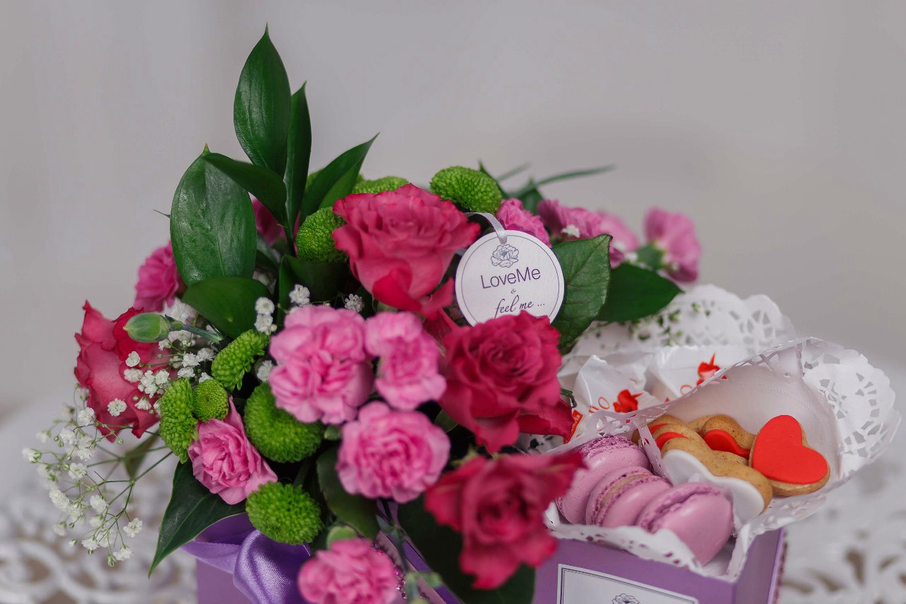 Цветы в шляпной коробке с макарунами сладостями вином под заказ цветы под заказ могилев свадебное агентство ЛавМи 