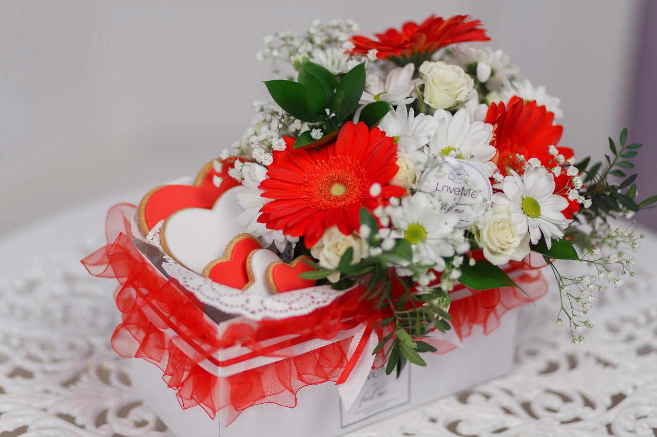 Цветы в шляпной коробке с макарунами сладостями вином под заказ цветы под заказ могилев свадебное агентство ЛавМи 