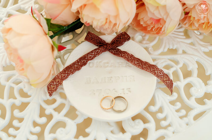 кольца на блюдце с именами молодых и датой свадьбы Шоколадная кофейная свадьба выездная регистрация роспись церемония любужский замок могилев свадебное агентство ЛавМи организация декор банкетного зала ресторана украшение свадьбы