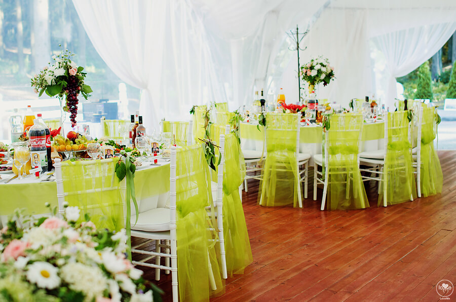 декор шатра итальянская зеленая салатовая свадьба выездная регистрация церемония роспись в шатре у куркуля могилев свадебное агентство ЛавМи декор украшение шатра организация 