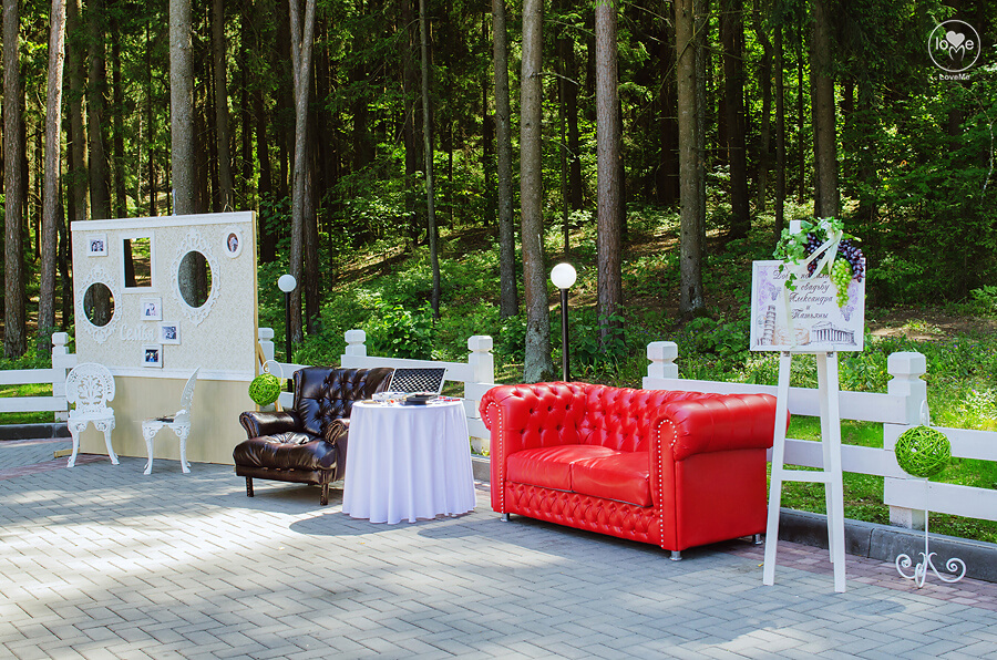 фотозона диваны честер итальянская зеленая салатовая свадьба выездная регистрация церемония роспись в шатре у куркуля могилев свадебное агентство ЛавМи декор украшение шатра организация 